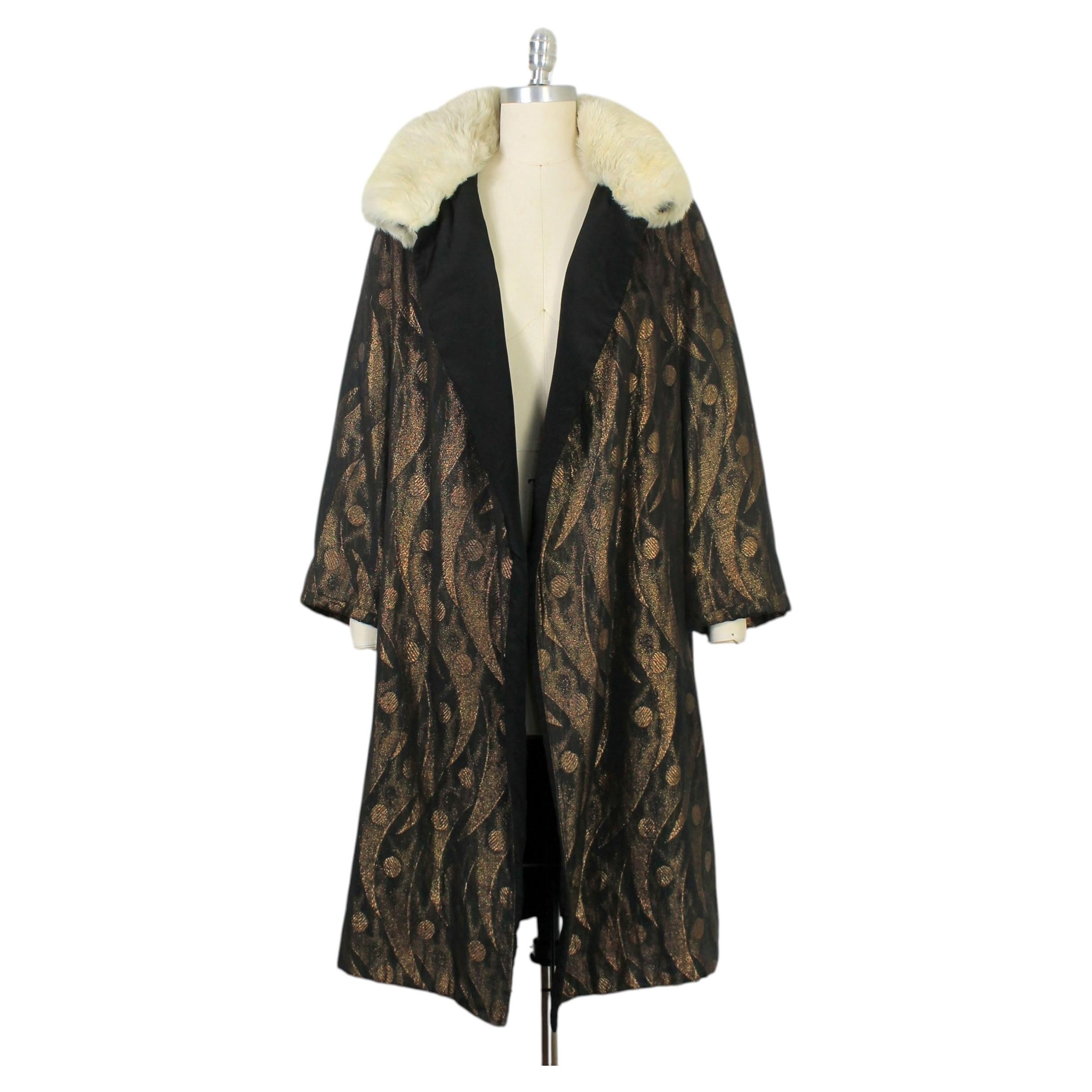 What does a 1920 flapper look like?