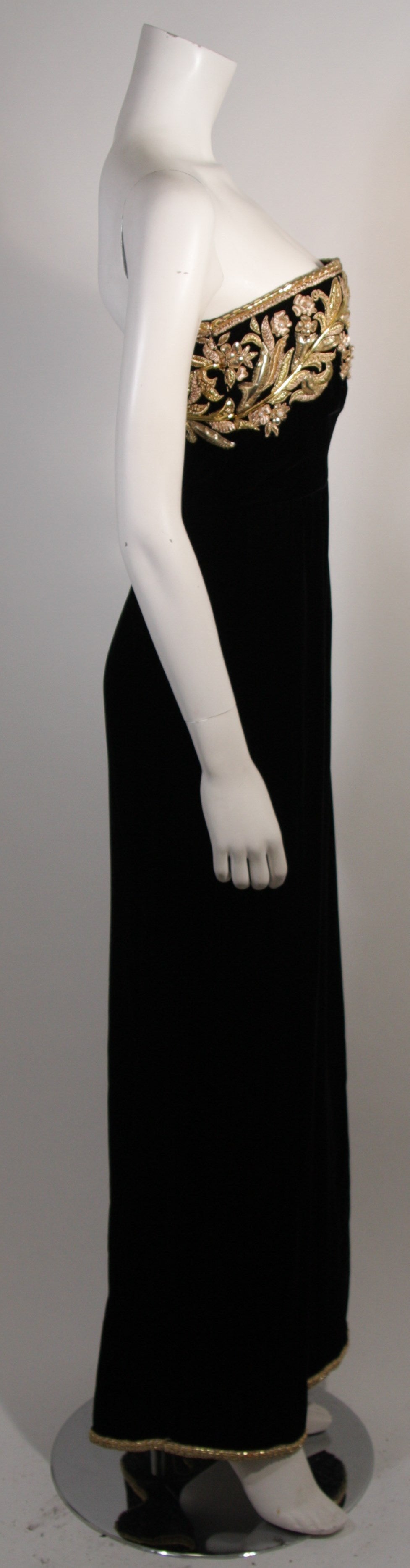 Oscar De La Renta Black Velvet Gown with Metallic Embellishments In Excellent Condition In Los Angeles, CA