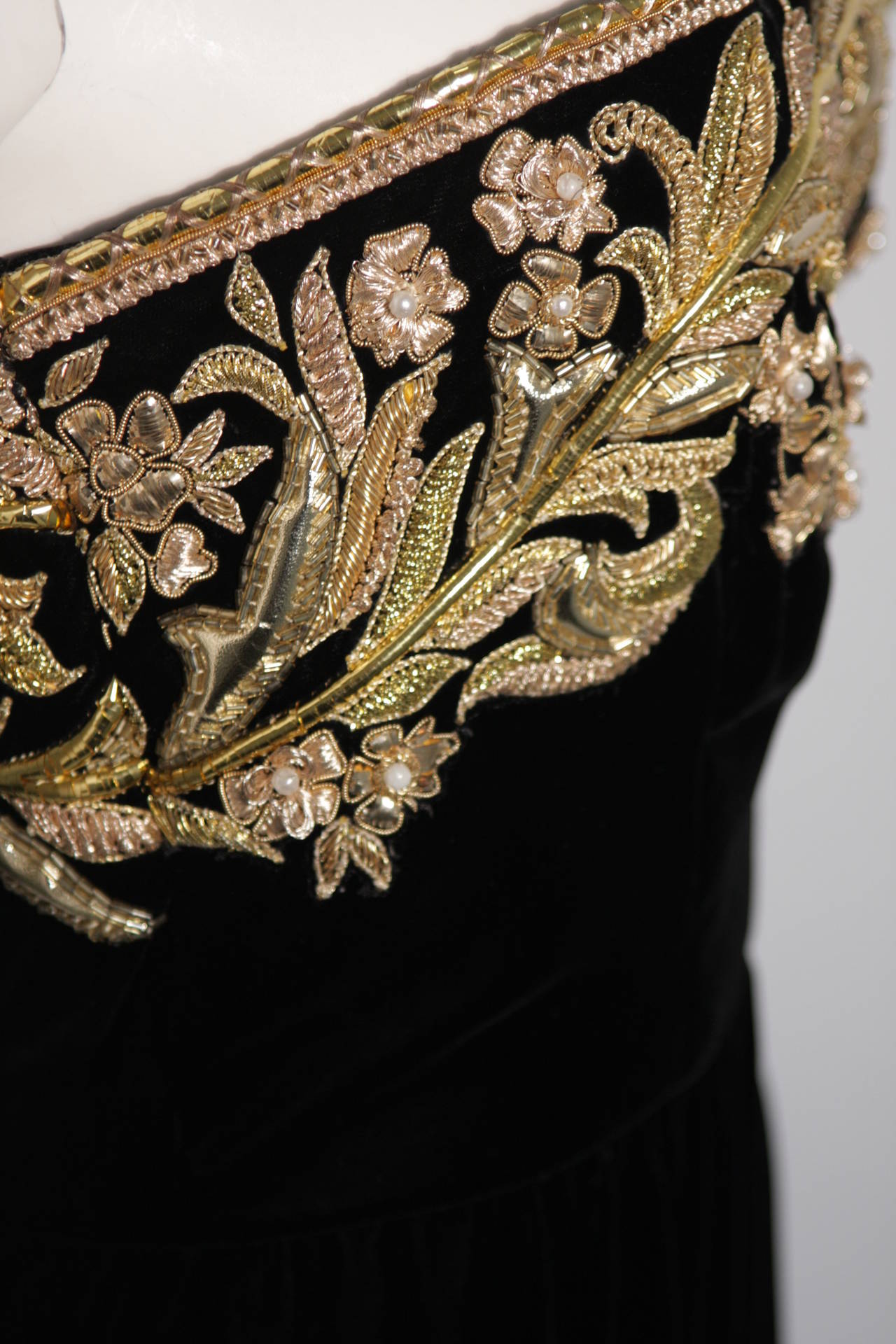 Women's Oscar De La Renta Black Velvet Gown with Metallic Embellishments