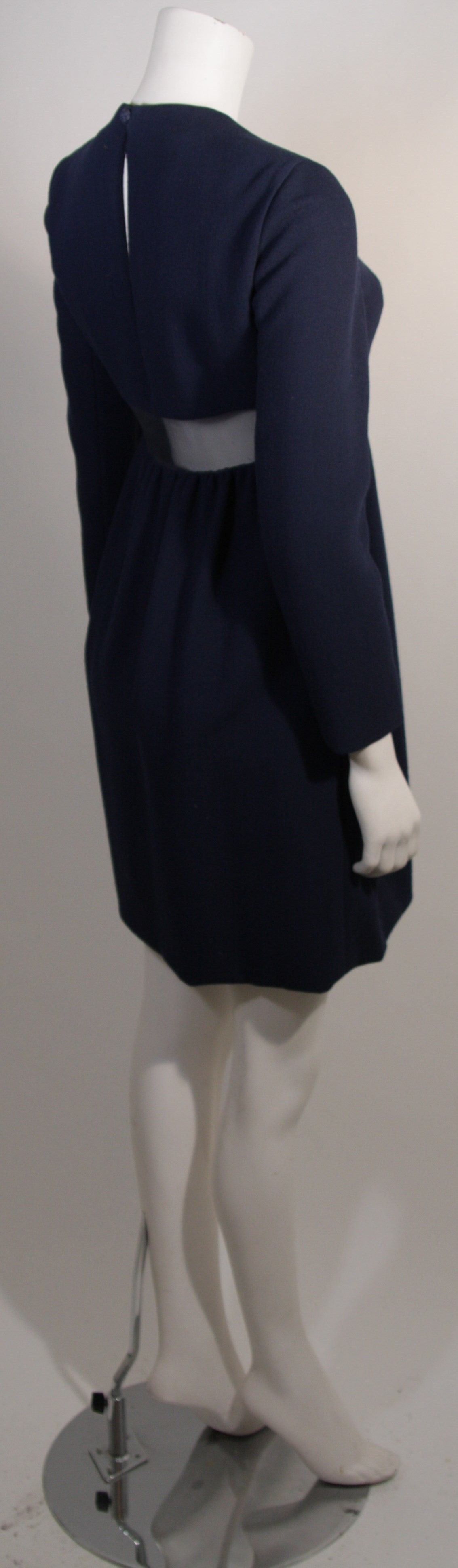 Galanos Marineblaues Woll-Minikleid mit Peek-a-boo Mesh-Paneel Größe 4 im Zustand „Hervorragend“ im Angebot in Los Angeles, CA
