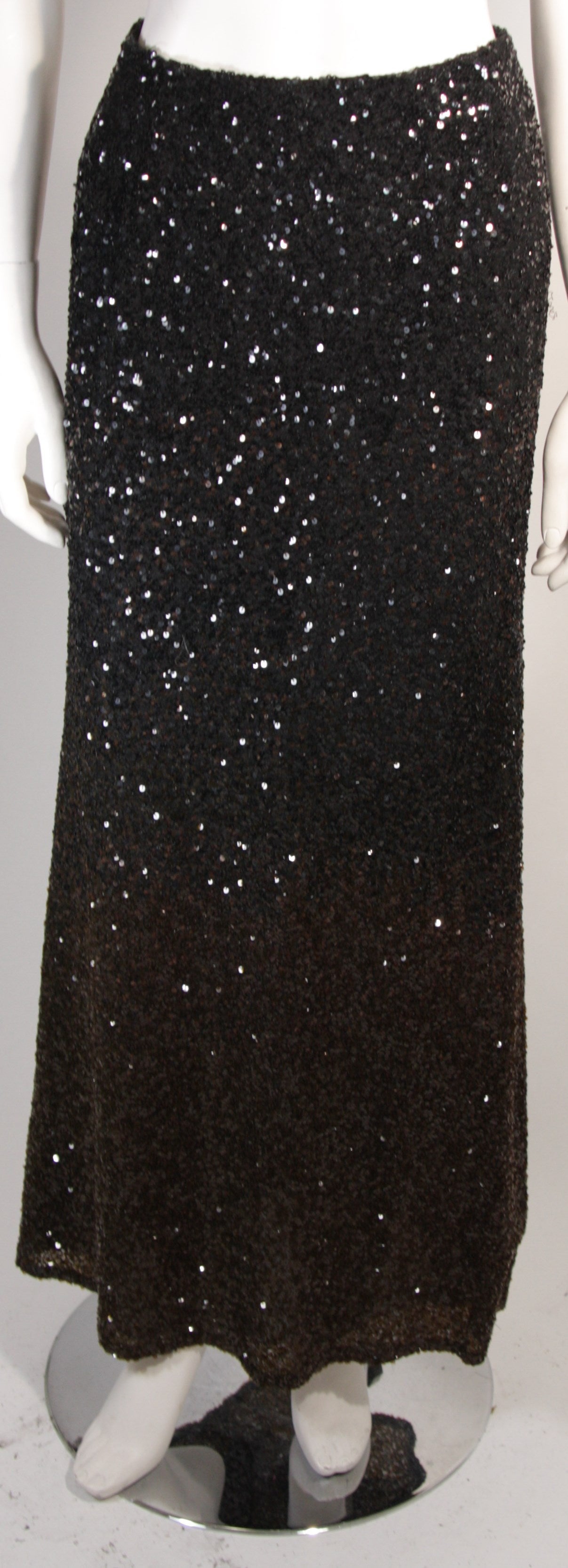 This is a beautiful Bill Blass floor length sequin skirt with a black to brown ombre. Features a center back zipper. Made in USA.

Measures (Approximately)
Size 6
Length: 41.5