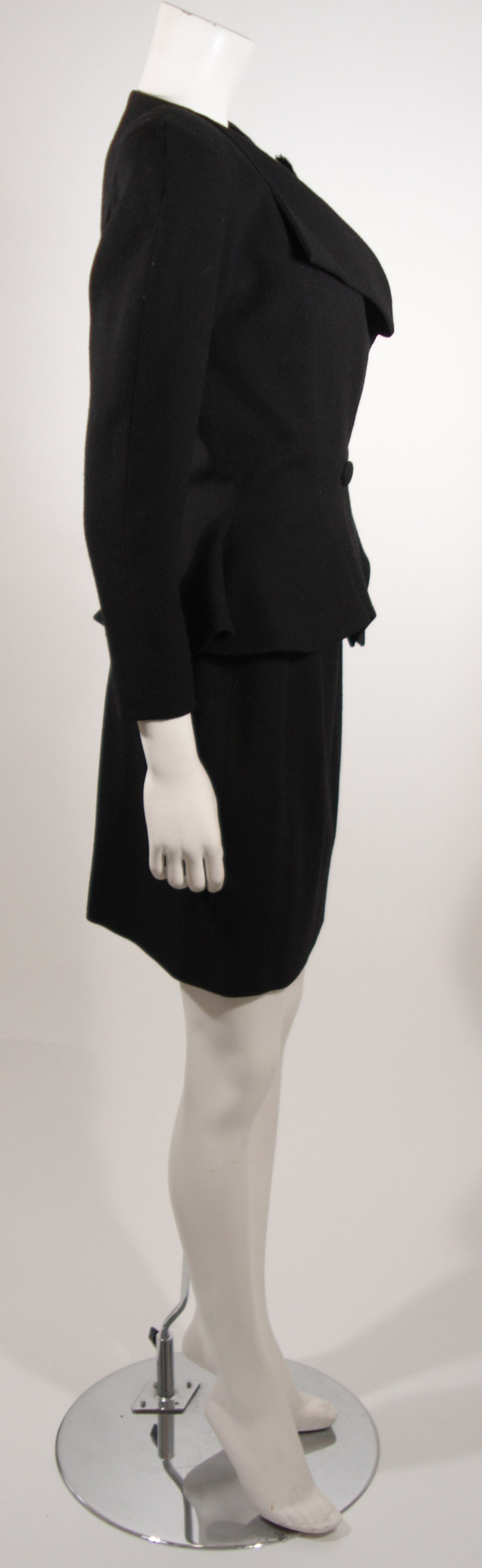 Women's Travilla Black Structured Skirt Suit Size 8 For Sale