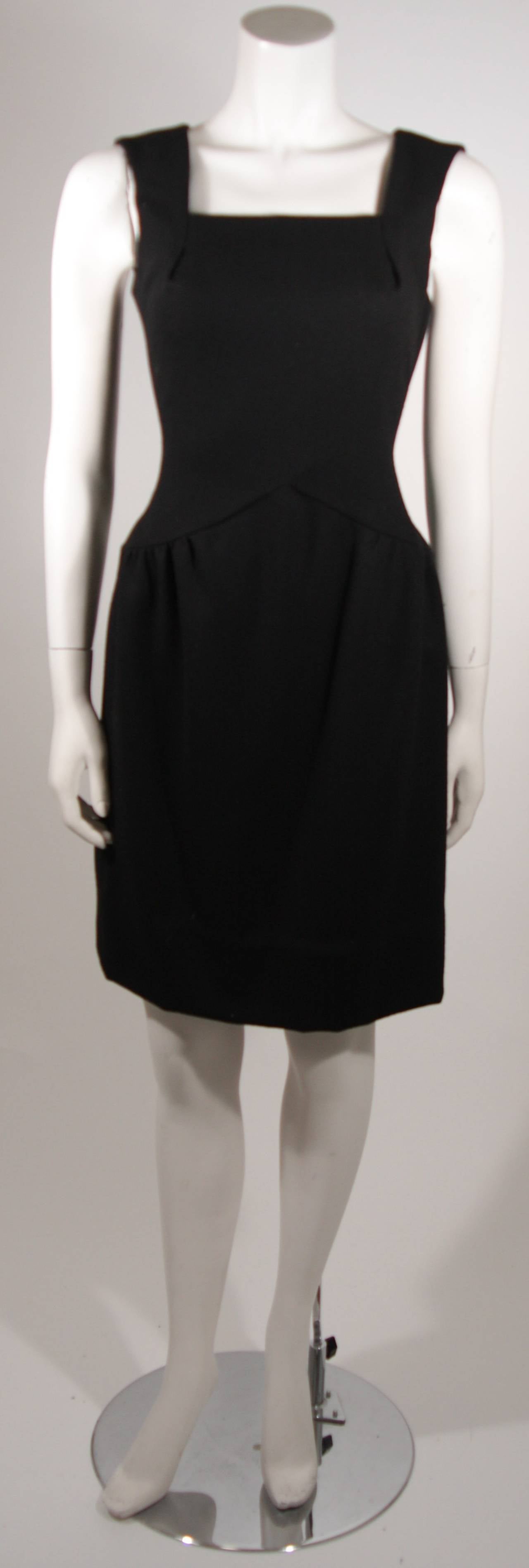 Travilla Schwarzes Wollkleid Ensemble mit Nerzschwanzfransen-Mantel Größe 6-8 im Angebot 5