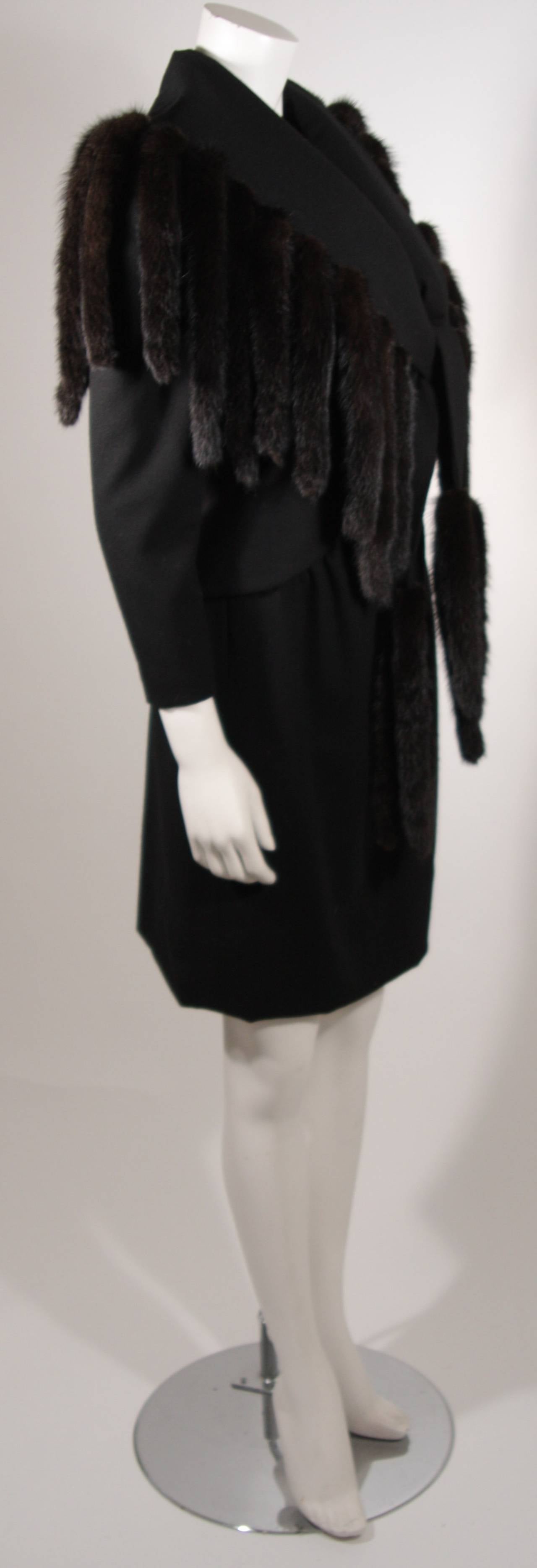 Travilla Schwarzes Wollkleid Ensemble mit Nerzschwanzfransen-Mantel Größe 6-8 Damen im Angebot
