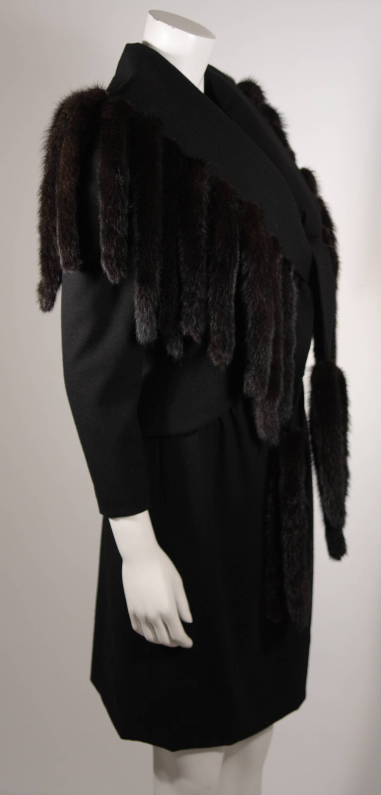 Travilla Schwarzes Wollkleid Ensemble mit Nerzschwanzfransen-Mantel Größe 6-8 im Angebot 1