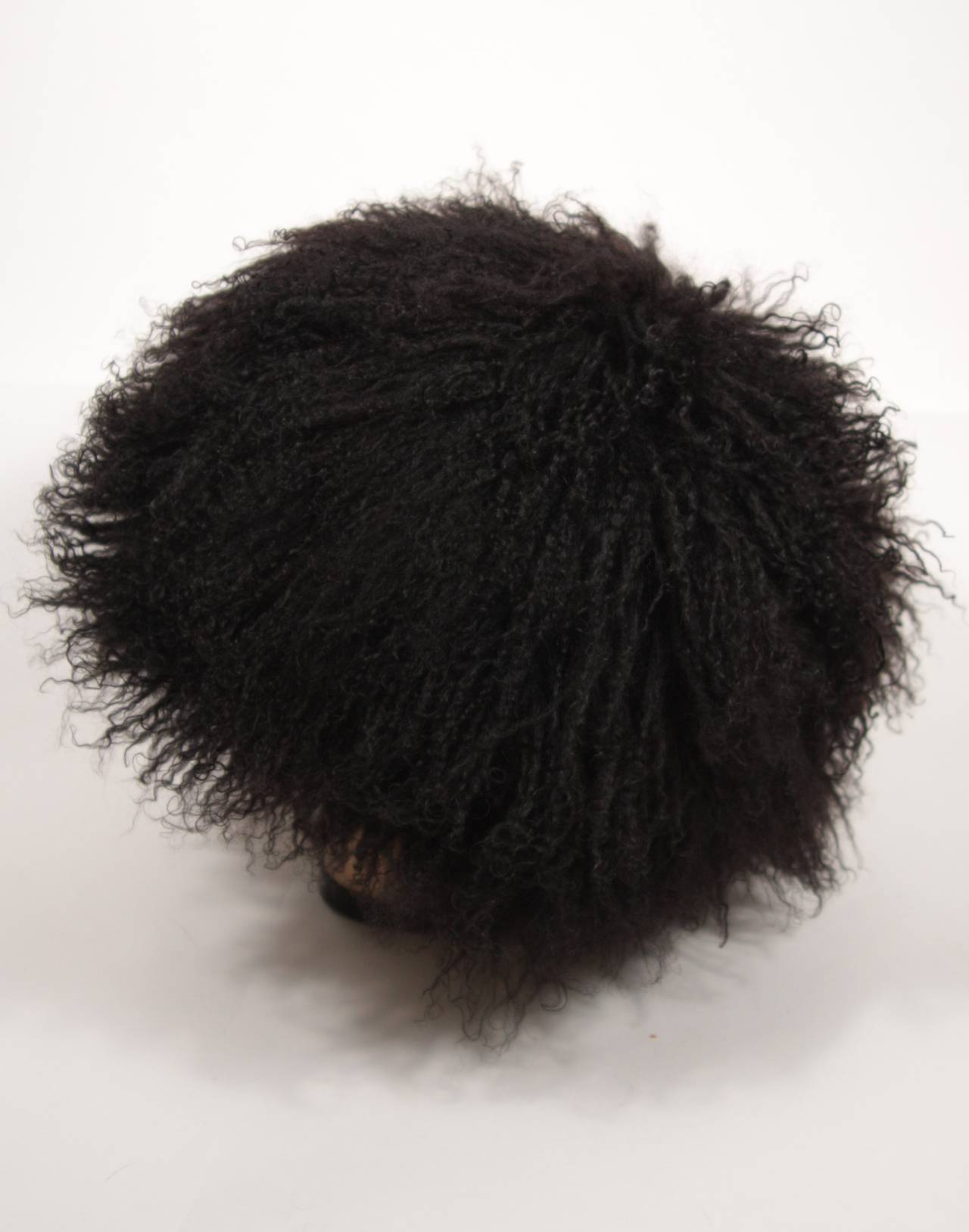 This Patricia Underwood hat is composed of an ultra supple Mongolian lamb. 

Measures (Approximately)
Circumference: 22.5