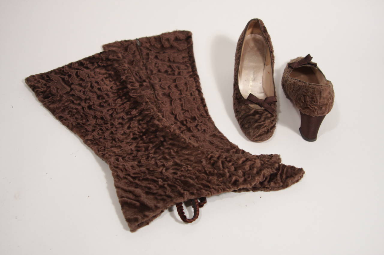 PAULINE TRIGERE - Completo di pantaloni caldi a coda larga degli anni '60, ghette da stivale Paris Shoes in vendita 4