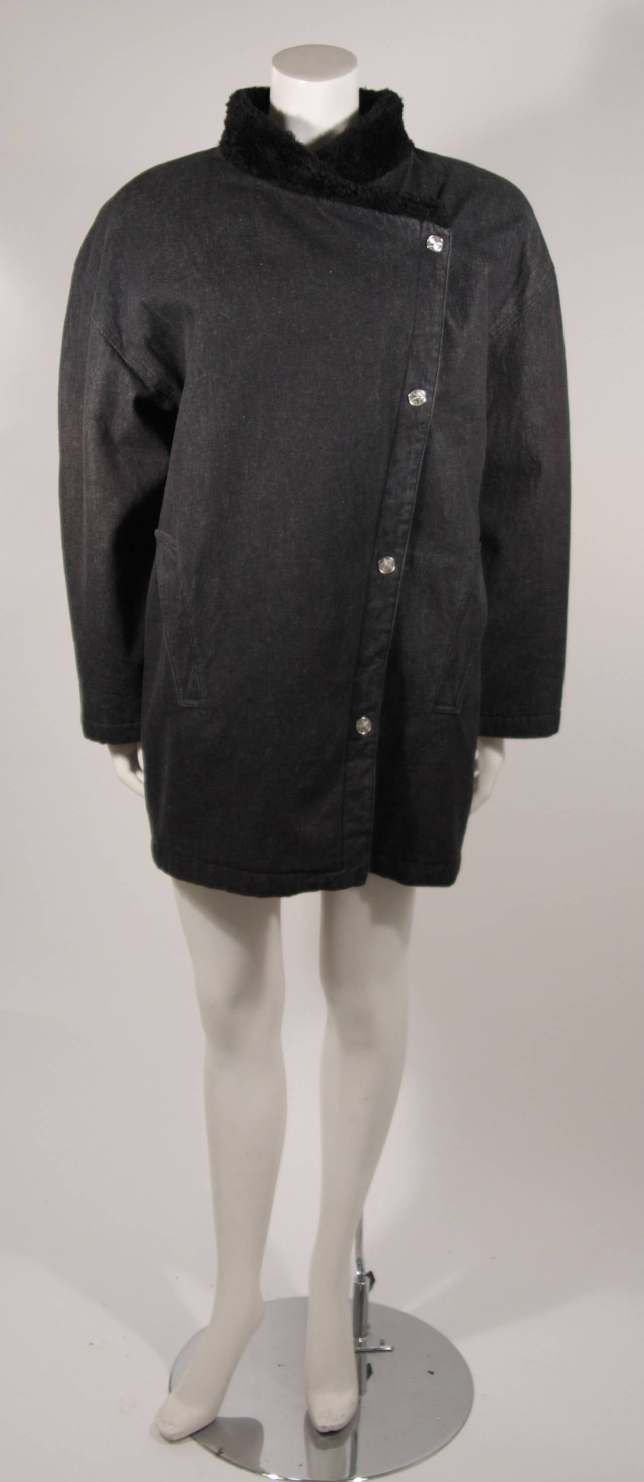 This Theirry Mugler jacket is composed of a blue jean with black faux fur collar and features center front snap front closures. There are shoulder pads. Made in France. 

Measures (Approximately)
Size 42
Length: 35