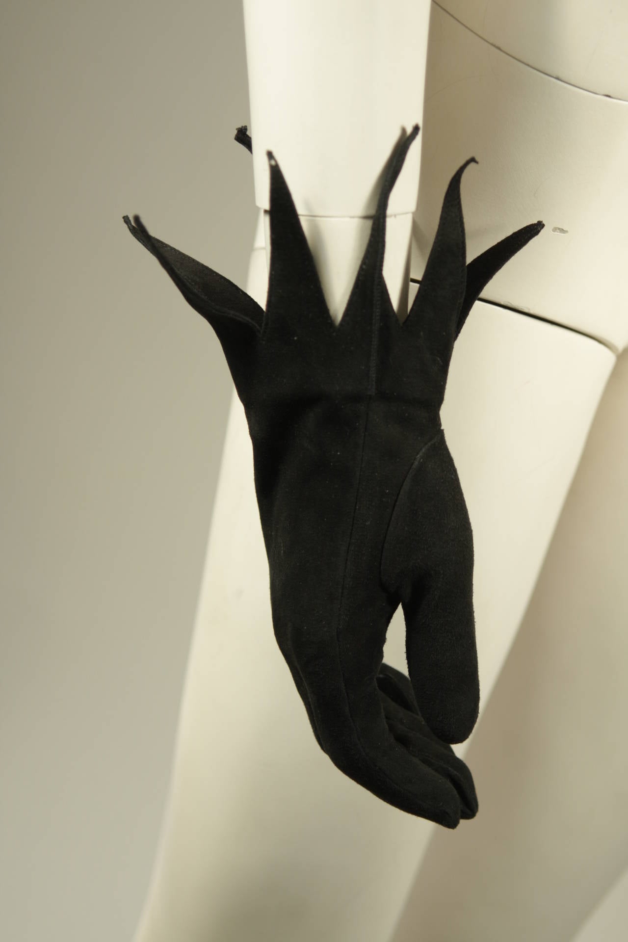 Moschino Black Suede Gloves In Excellent Condition In Los Angeles, CA