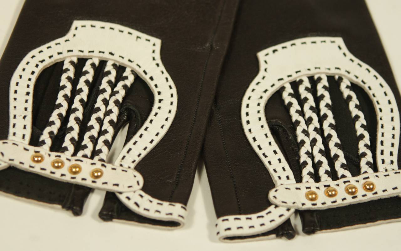 Hermes Schwarze Lederhandschuhe mit weißen Akzenten und Stickereien Größe 6.5 im Angebot 5