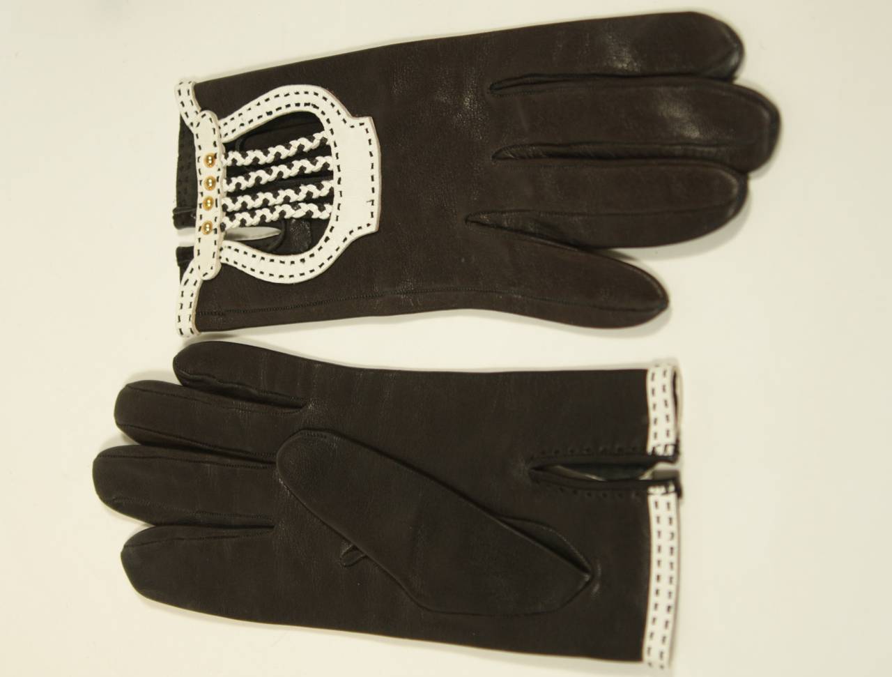Hermes Schwarze Lederhandschuhe mit weißen Akzenten und Stickereien Größe 6.5 im Angebot 2