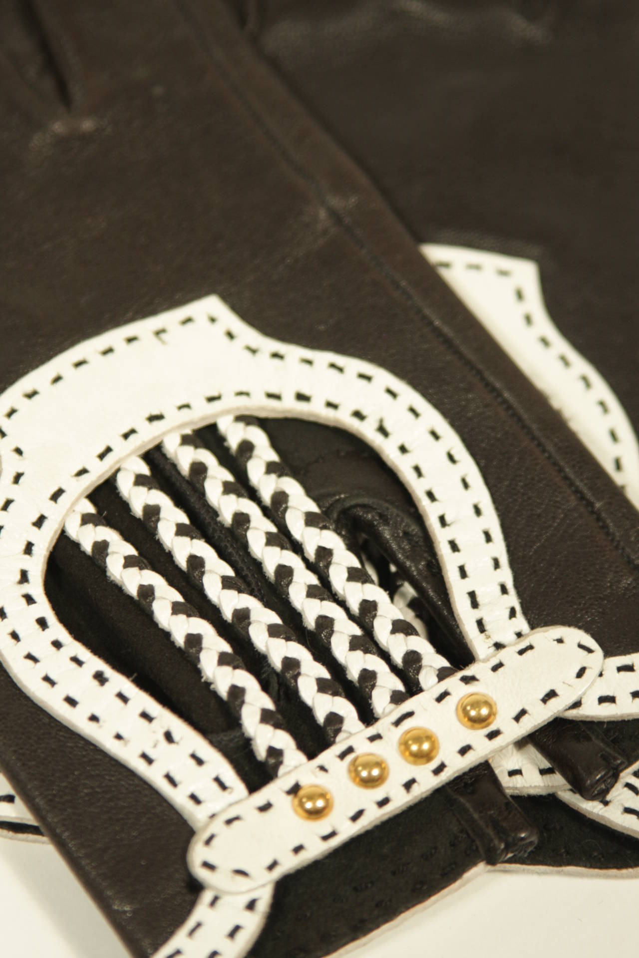 Hermes Schwarze Lederhandschuhe mit weißen Akzenten und Stickereien Größe 6.5 im Angebot 4