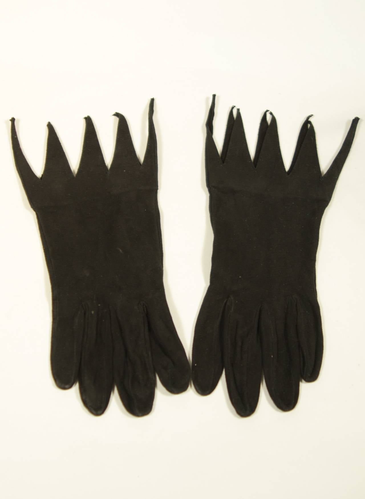 This pair of Moschino black suede gloves are line in cashmere.
Size 7 1/4
Made in Italy.