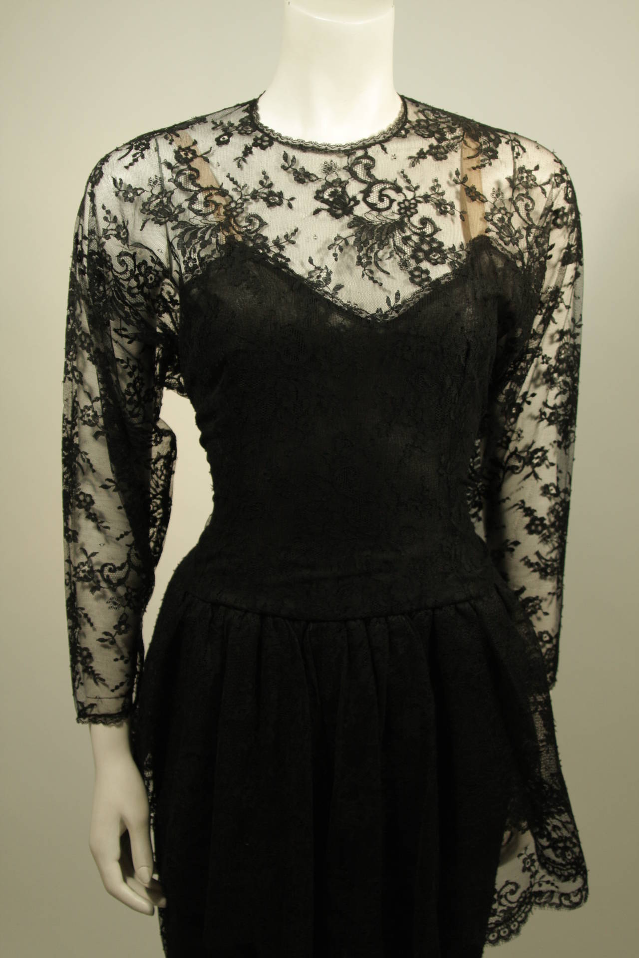 Oscar De La Renta Lace Cocktail Dress Size 10 In Excellent Condition For Sale In Los Angeles, CA