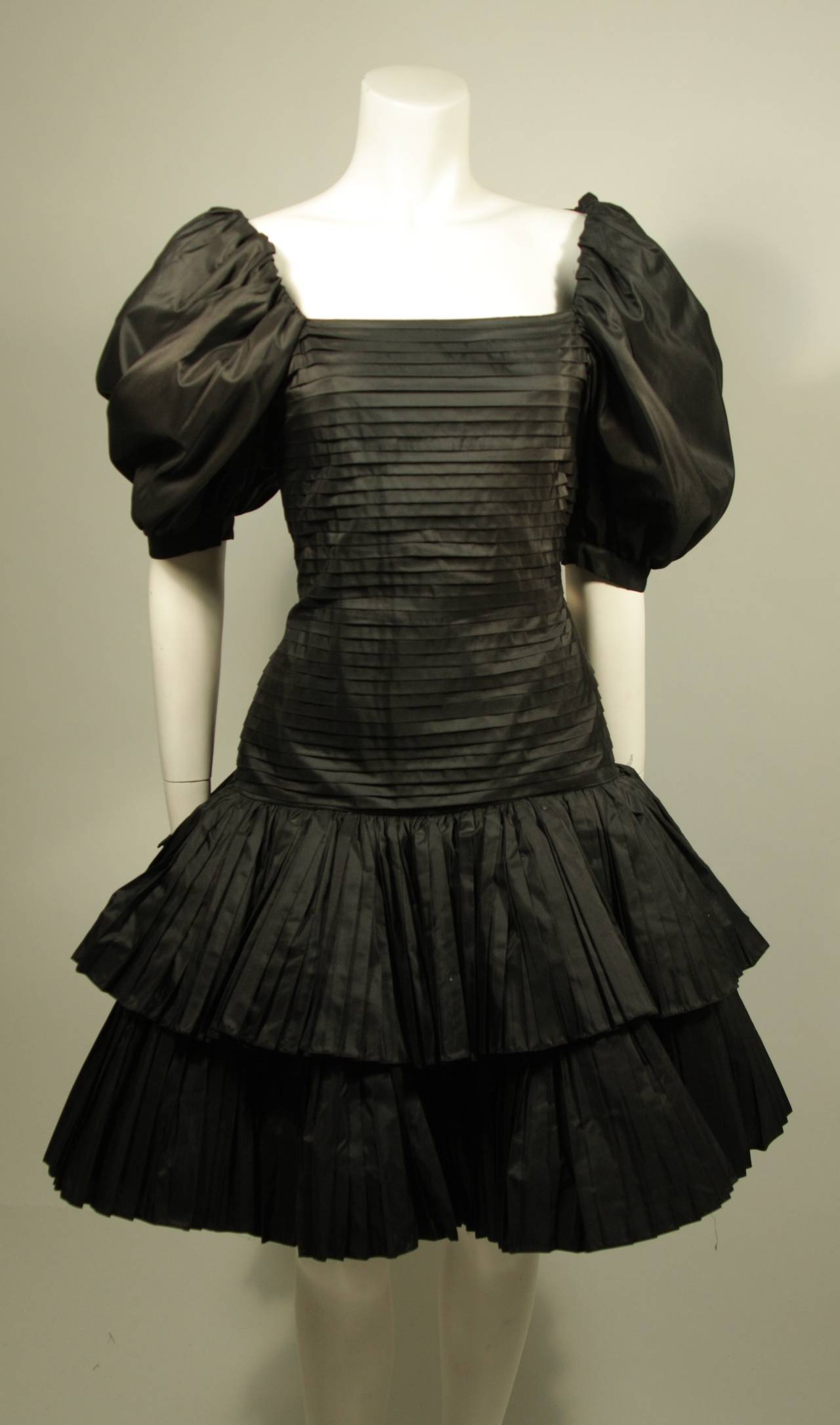 Oscar De La Renta Vestido de cóctel negro con pliegues y mangas abullonadas Negro en venta