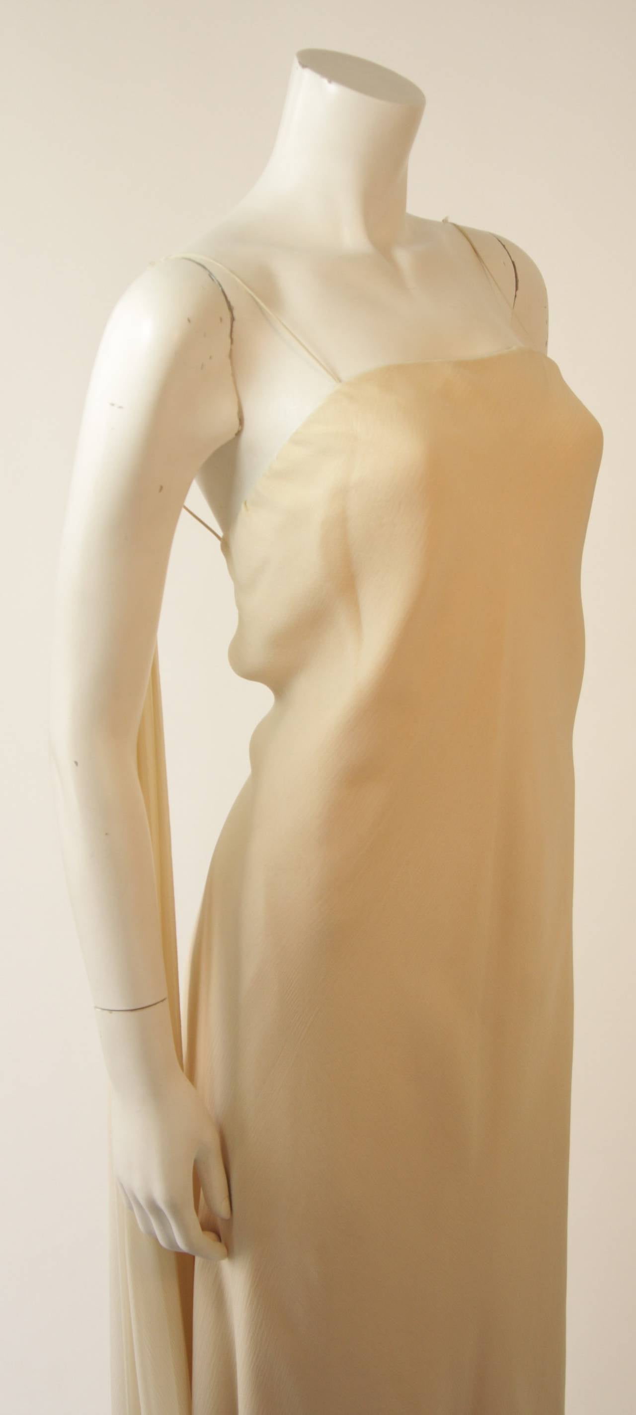 De las mujeres Vestido de gasa de seda drapeado Stavropoulos Crema Años 70 en venta