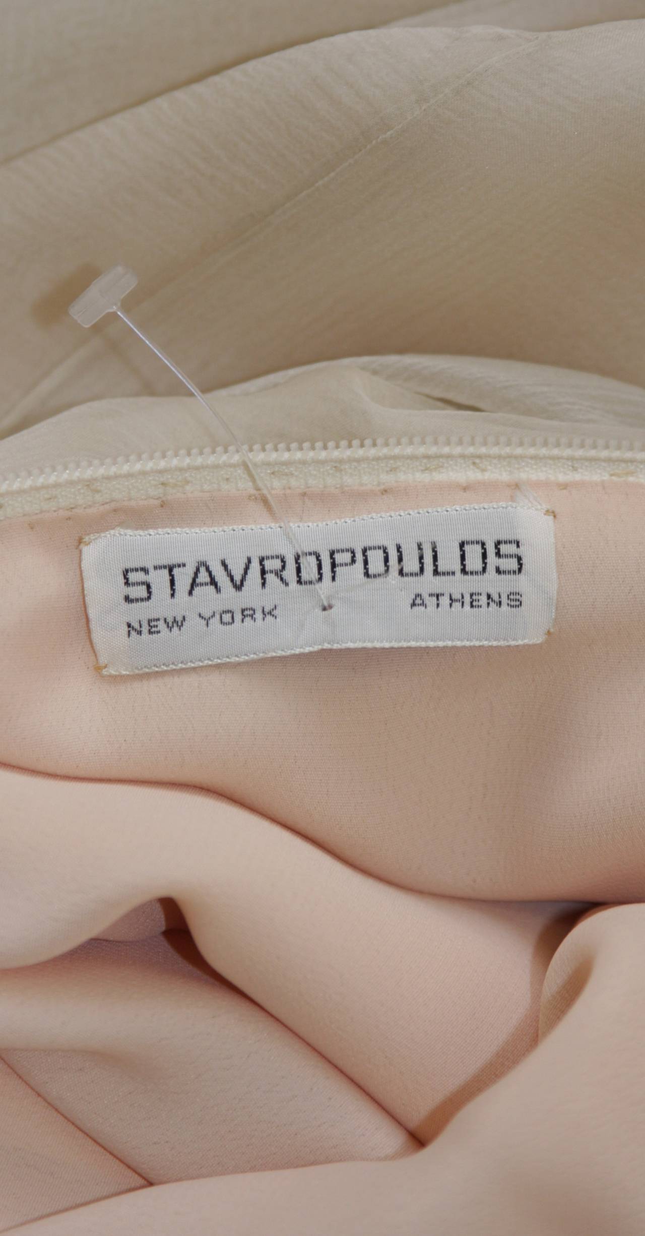 Vestido de gasa de seda drapeado Stavropoulos Crema Años 70 en venta 2