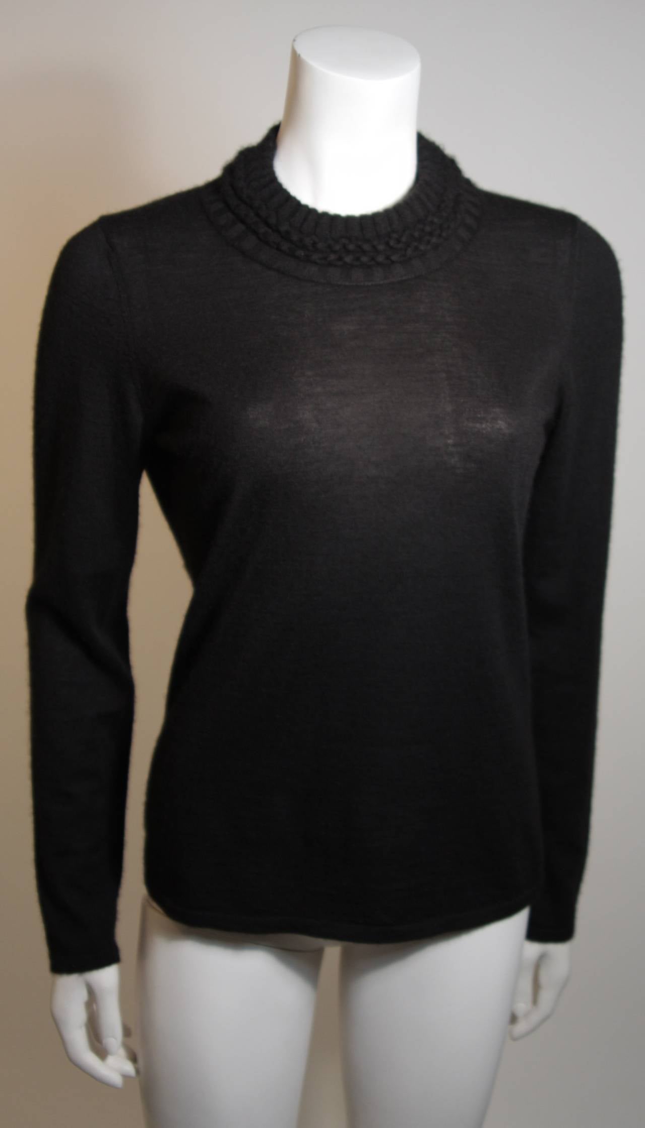 This Oscar De La Renta sweater is a pull over style and composed of black Cashmere. Made in Italy. 

Measures (Approximately)
Length: 25.25