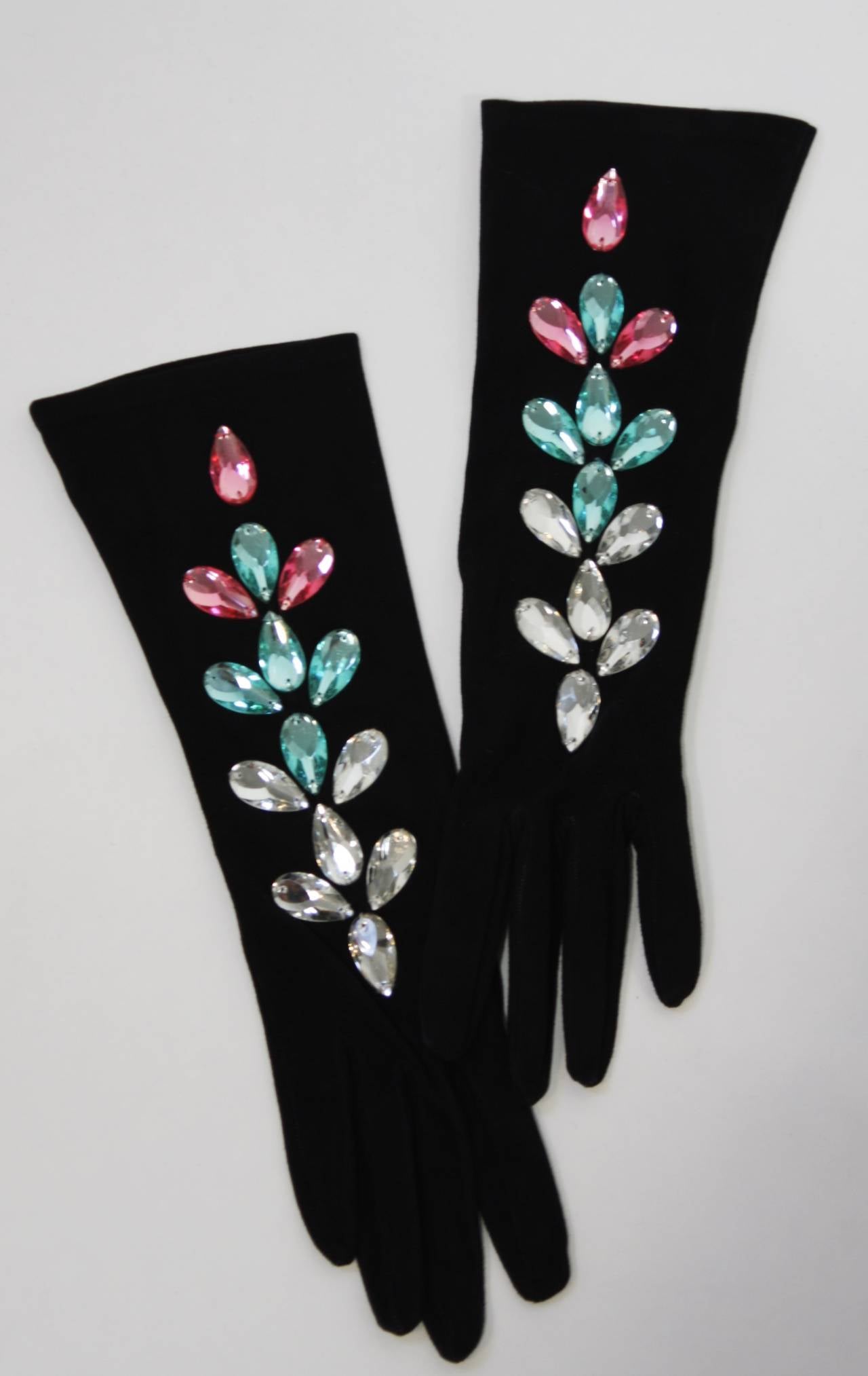 This pair of Yves Saint Laurent gloves are composed of an ultra supple Kidskin black suede. They are 12 3/4