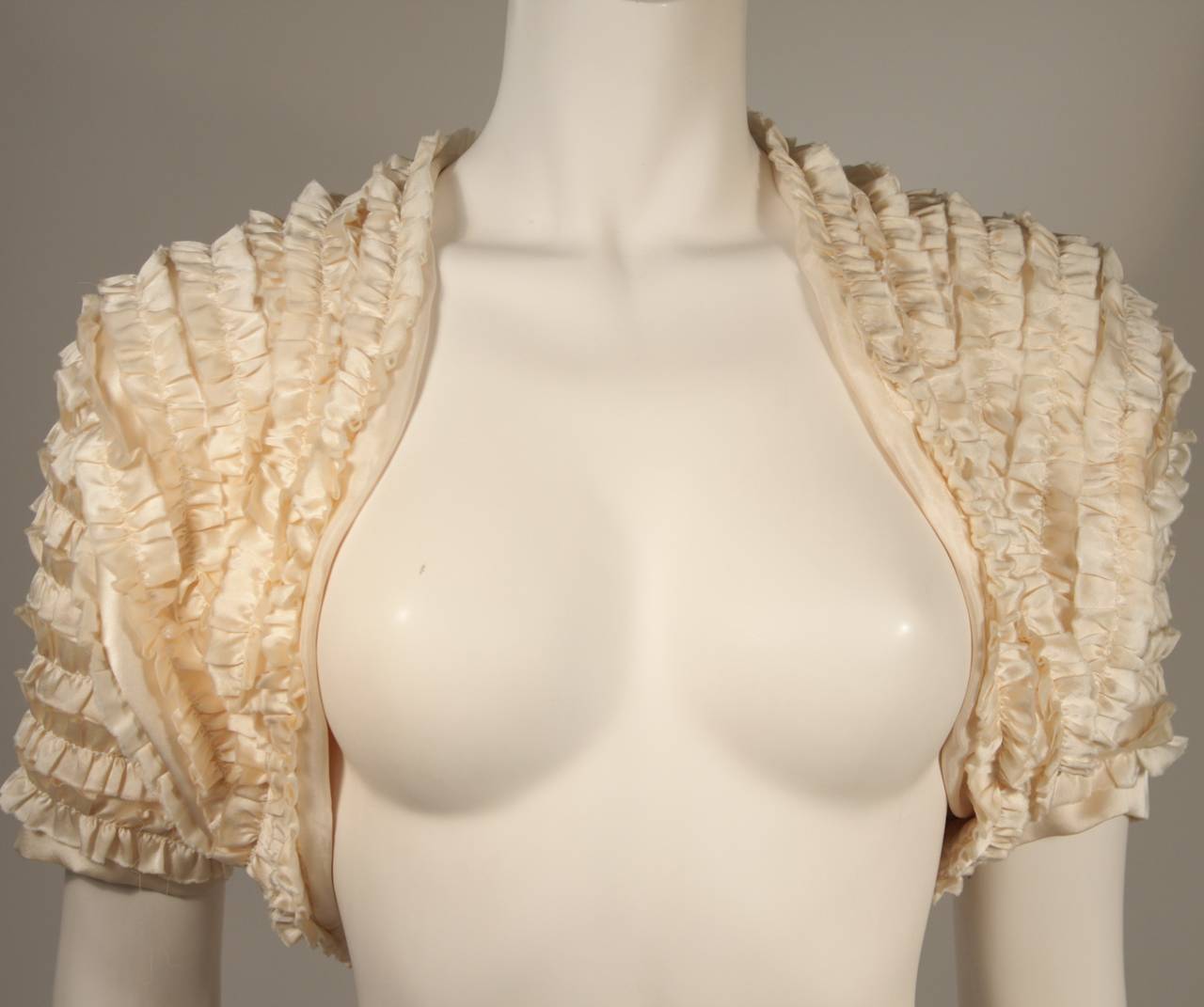 Elizabeth Mason Couture Bolero mit Rüschen aus Seide, auf Bestellung gefertigt (Beige) im Angebot