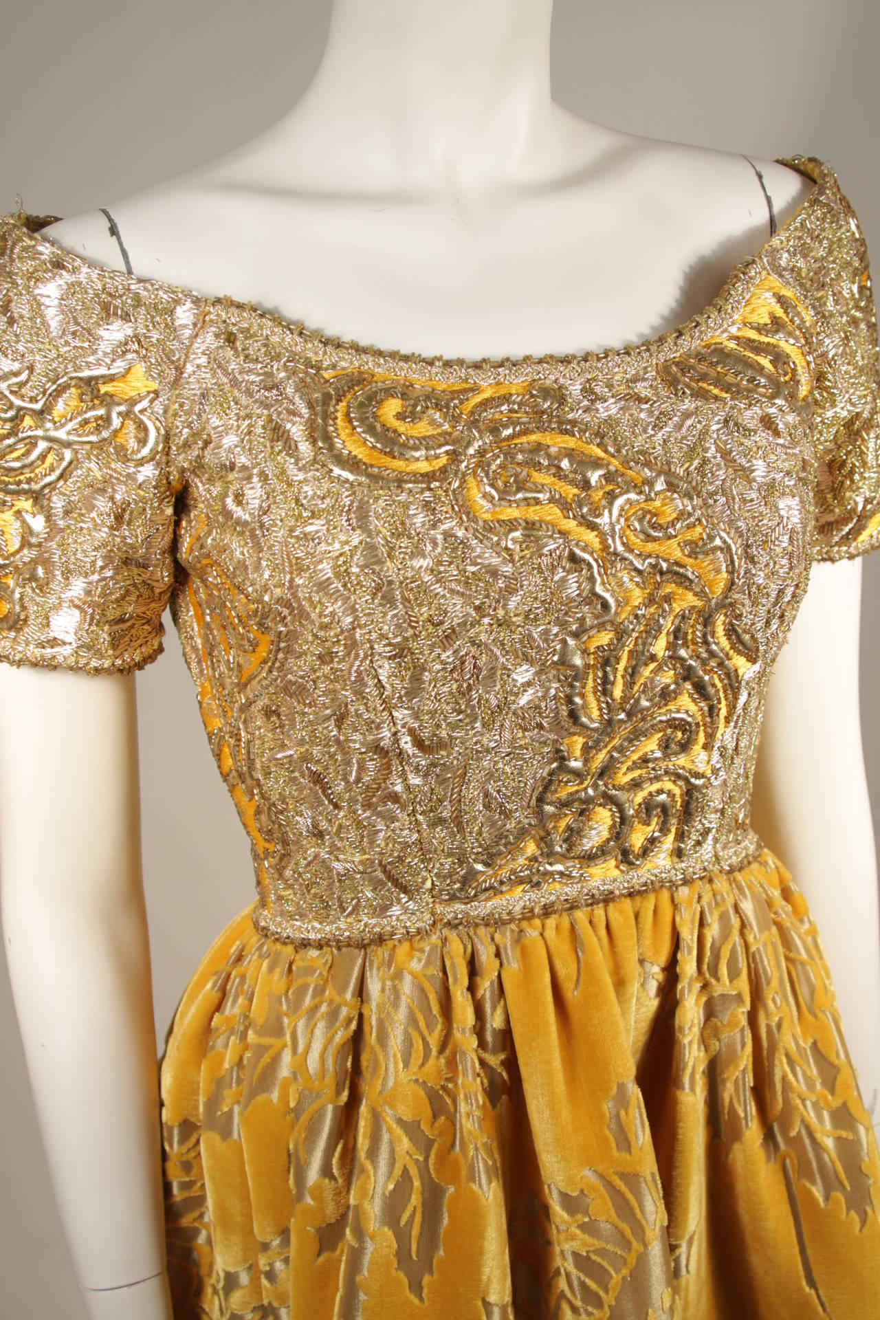 Women's Oscar De La Renta Couture Attributed Brocade and Velvet Gown Size 2 4
