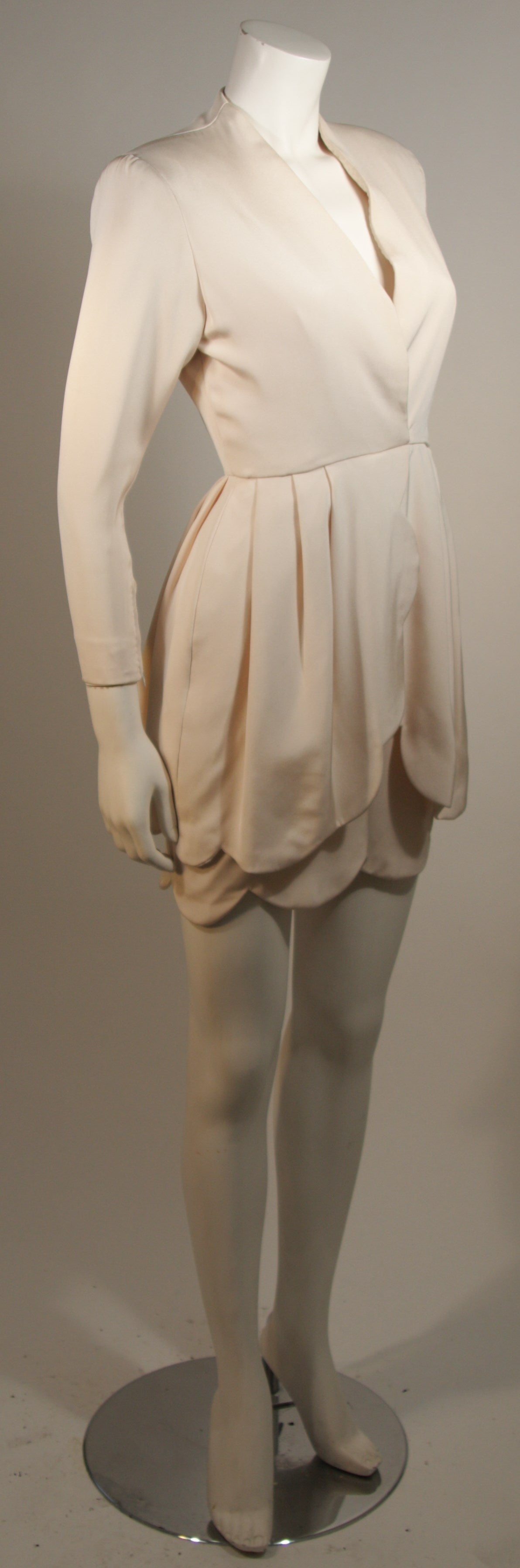 Beige Robe de cocktail à bord festonné attribuée à JAMES GALANOS pour Ira Berg, Taille Small en vente
