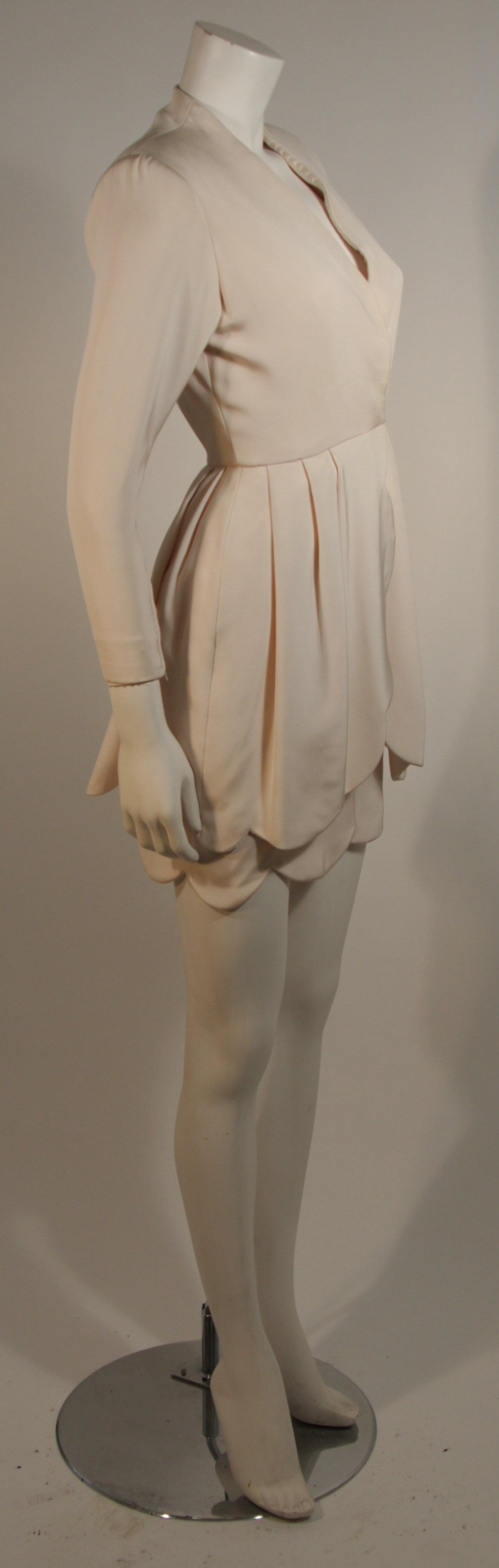 Robe de cocktail à bord festonné attribuée à JAMES GALANOS pour Ira Berg, Taille Small Pour femmes en vente