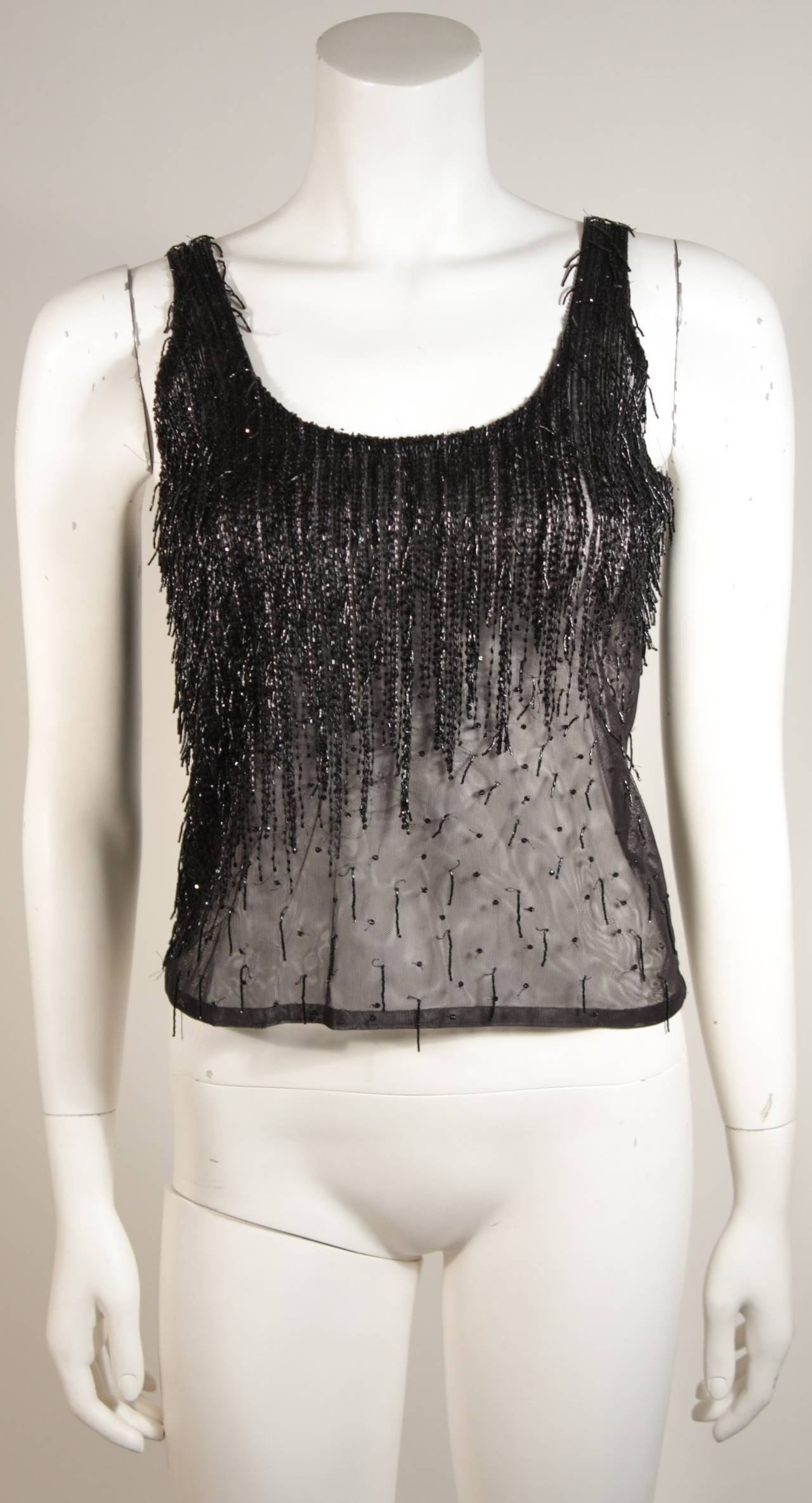Questo top di Atelier Versace è composto da una rete nera elasticizzata con perline e presenta una cerniera centrale sul retro per facilitare l'accesso. Prodotto in Italia.

Misure (approssimativamente)
Lunghezza: 27