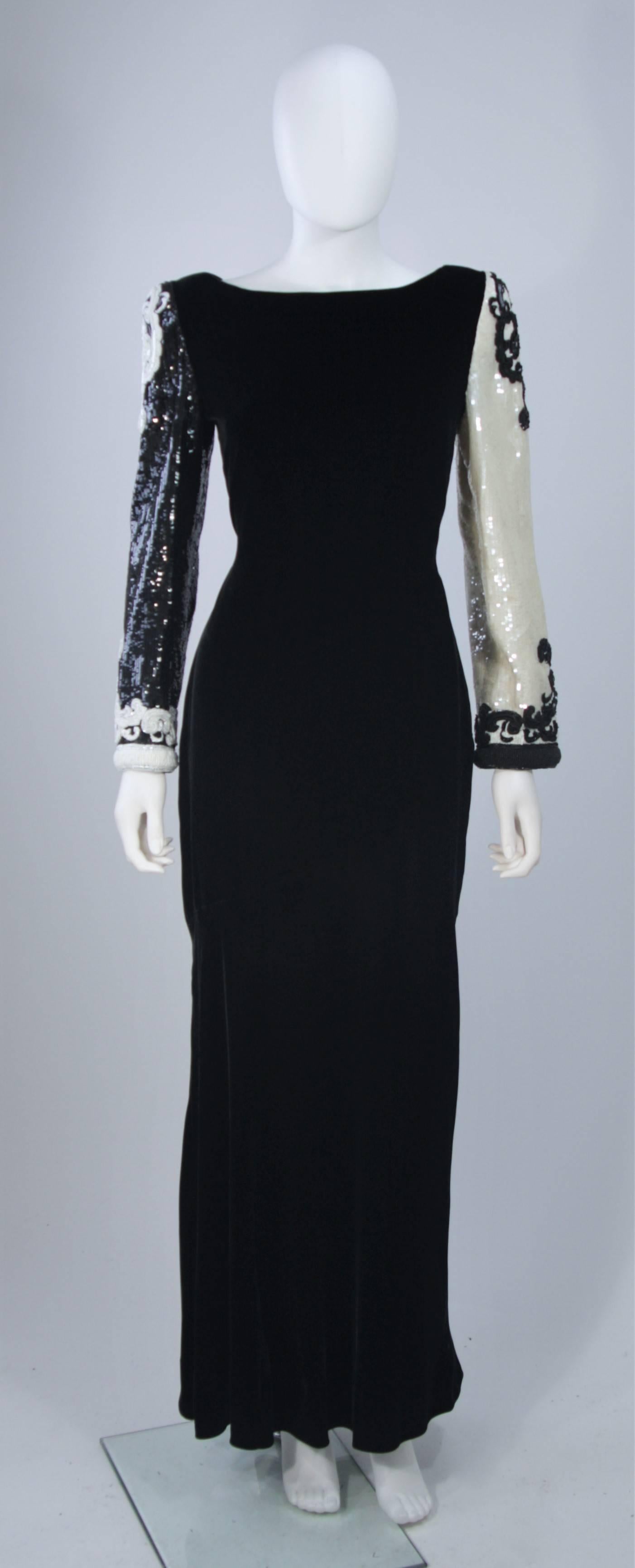  Dieses Kleid von Bill Blass besteht aus schwarzem Samt und verfügt über Paillettenärmel mit Perlen. Es hat einen Reißverschluss in der Mitte des Rückens, Schulterpolster und einen Ausschnitt im Bootsstil. In ausgezeichnetem Vintage-Zustand. 

