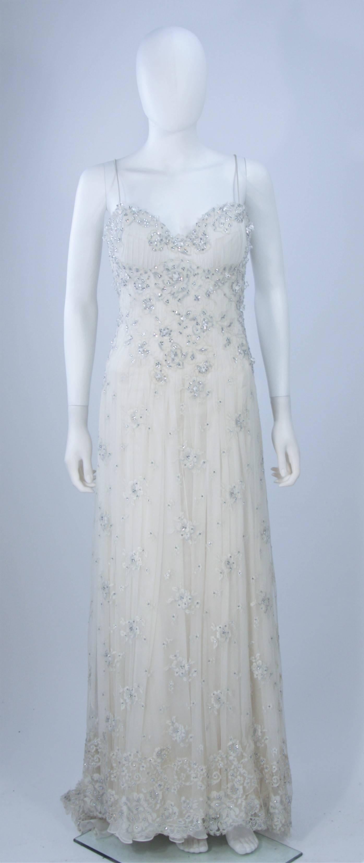Dieses Baracci Haute Couture-Design kann in unserer Beverly Hills Boutique besichtigt werden. Wir bieten eine große Auswahl an Abendkleidern und Luxuskleidern. 

 Dieses Kleid besteht aus einer cremefarbenen:: mit Strass verzierten Spitze mit