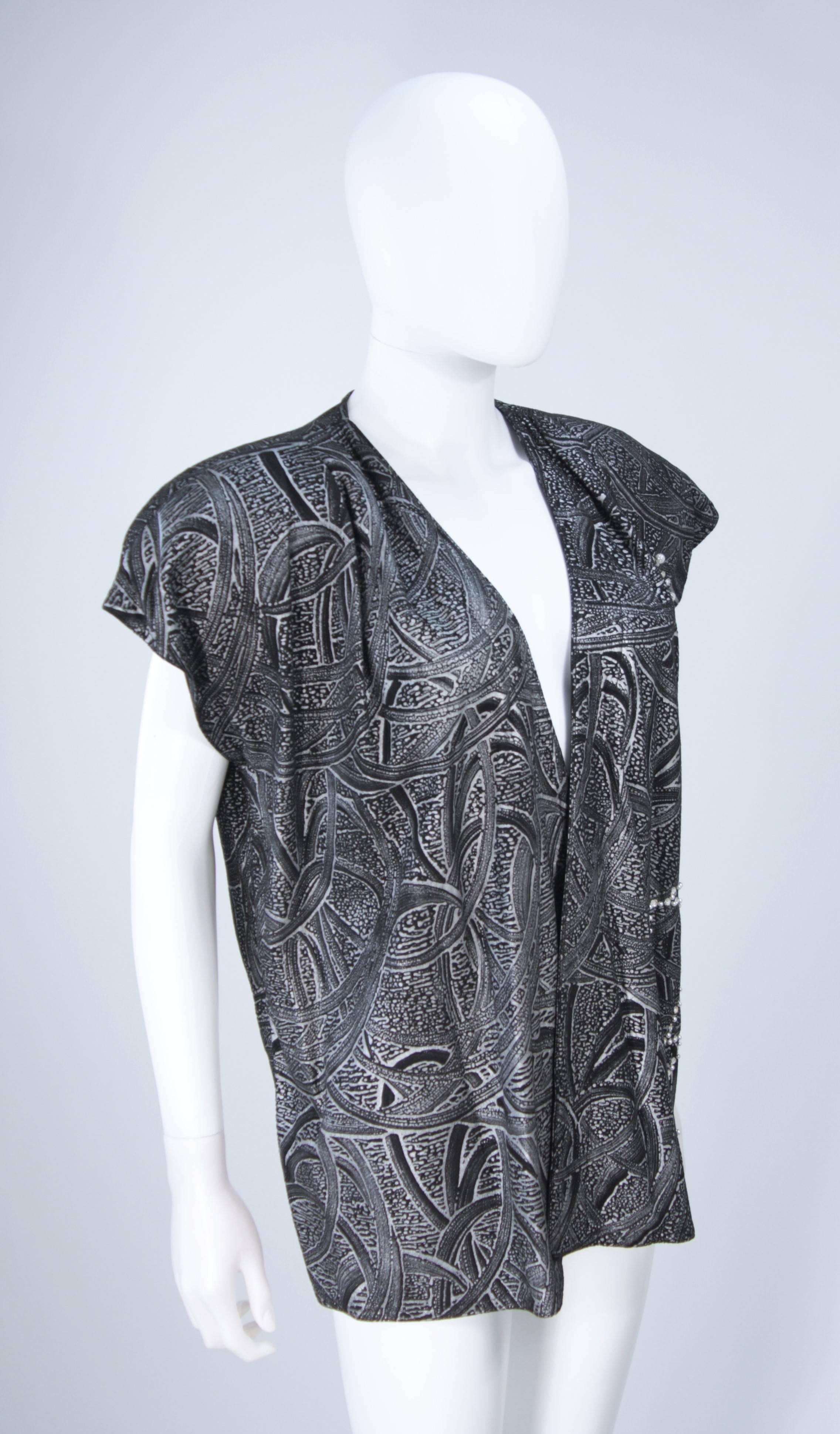LISANDRO SARASOLO Veste drapée en daim métallisé avec appliques en strass Taille S Excellent état - En vente à Los Angeles, CA