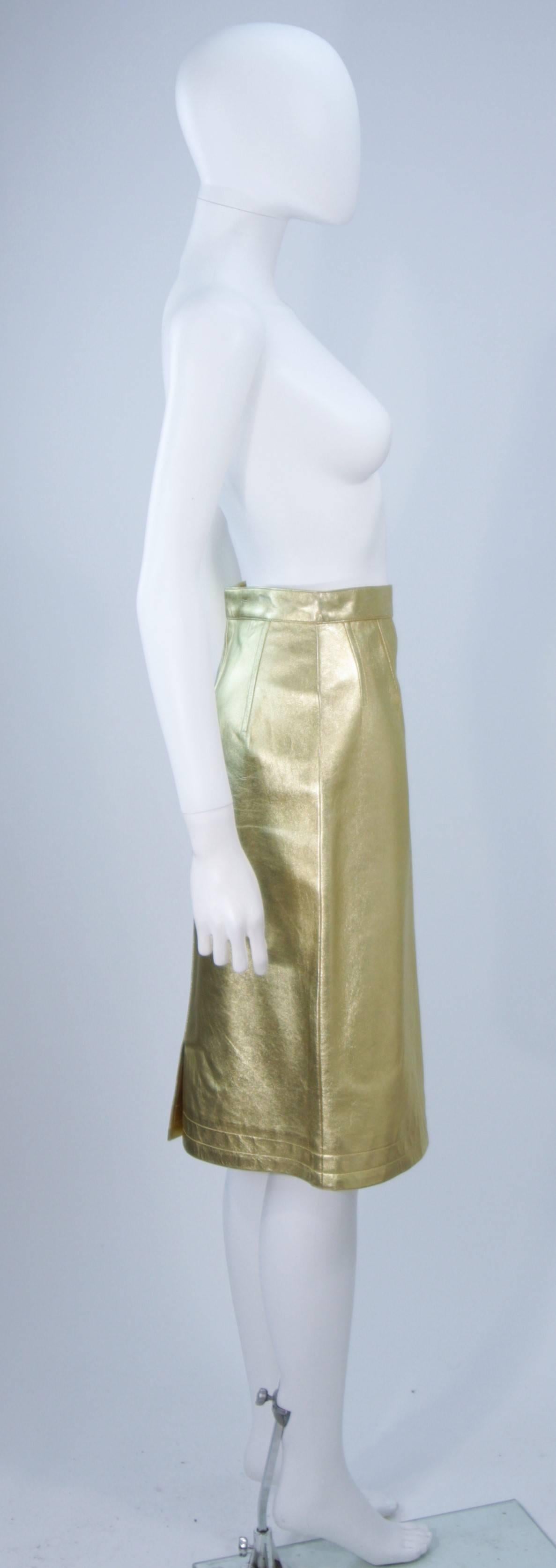 YVES SAINT LAURENT Jupe fourreau en cuir métallisé feuille d'or, Taille 42 Pour femmes en vente