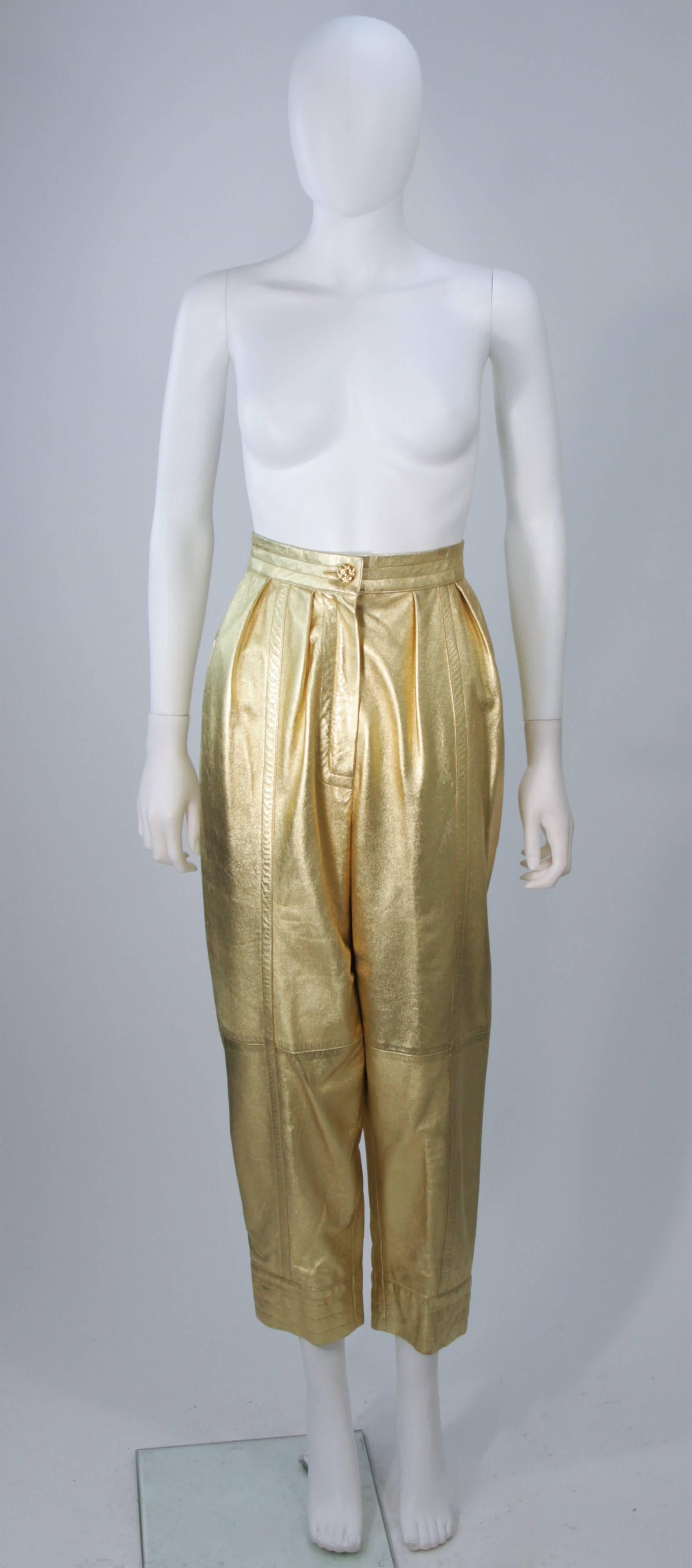  This Yves Saint Laurent pants are composed of a gold metallic leather. Features a center front zipper, side pocket, and pleated front. In excellent vintage condition.

**Please cross-reference measurements for personal accuracy.

Measures