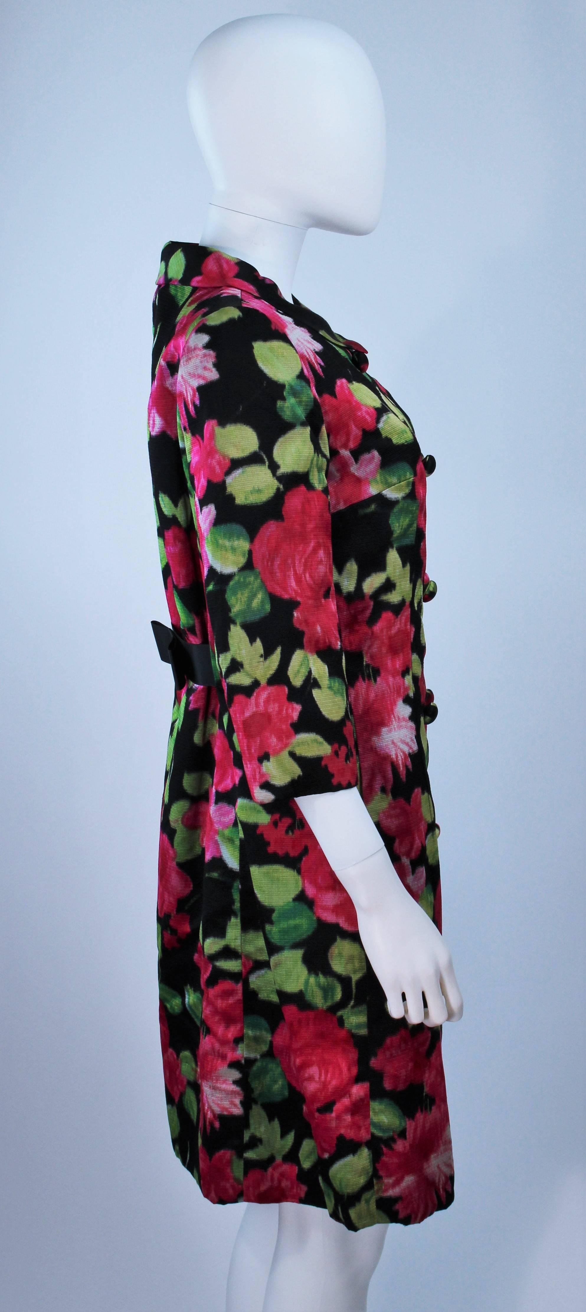 Cappotto anni '60 in seta nera con stampa floreale taglia 6 in vendita 1
