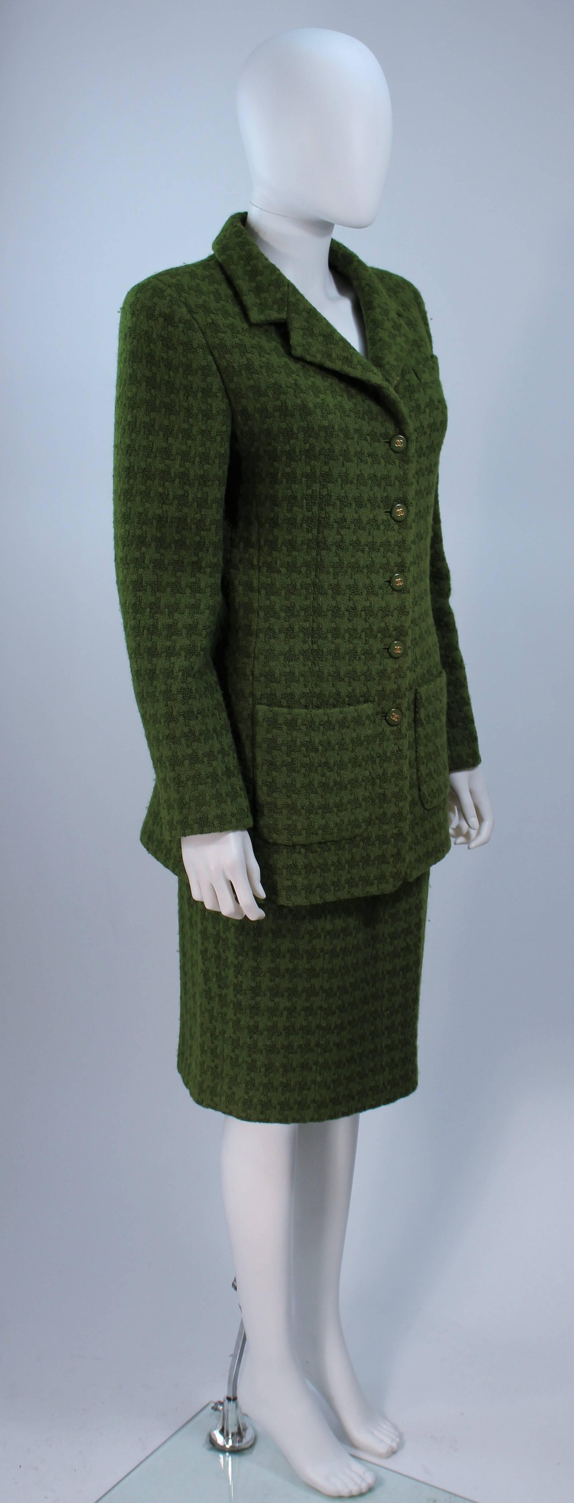 CHANEL Green Houndstooth Wool Skirt Suit Size 6-8 In Excellent Condition In Los Angeles, CA