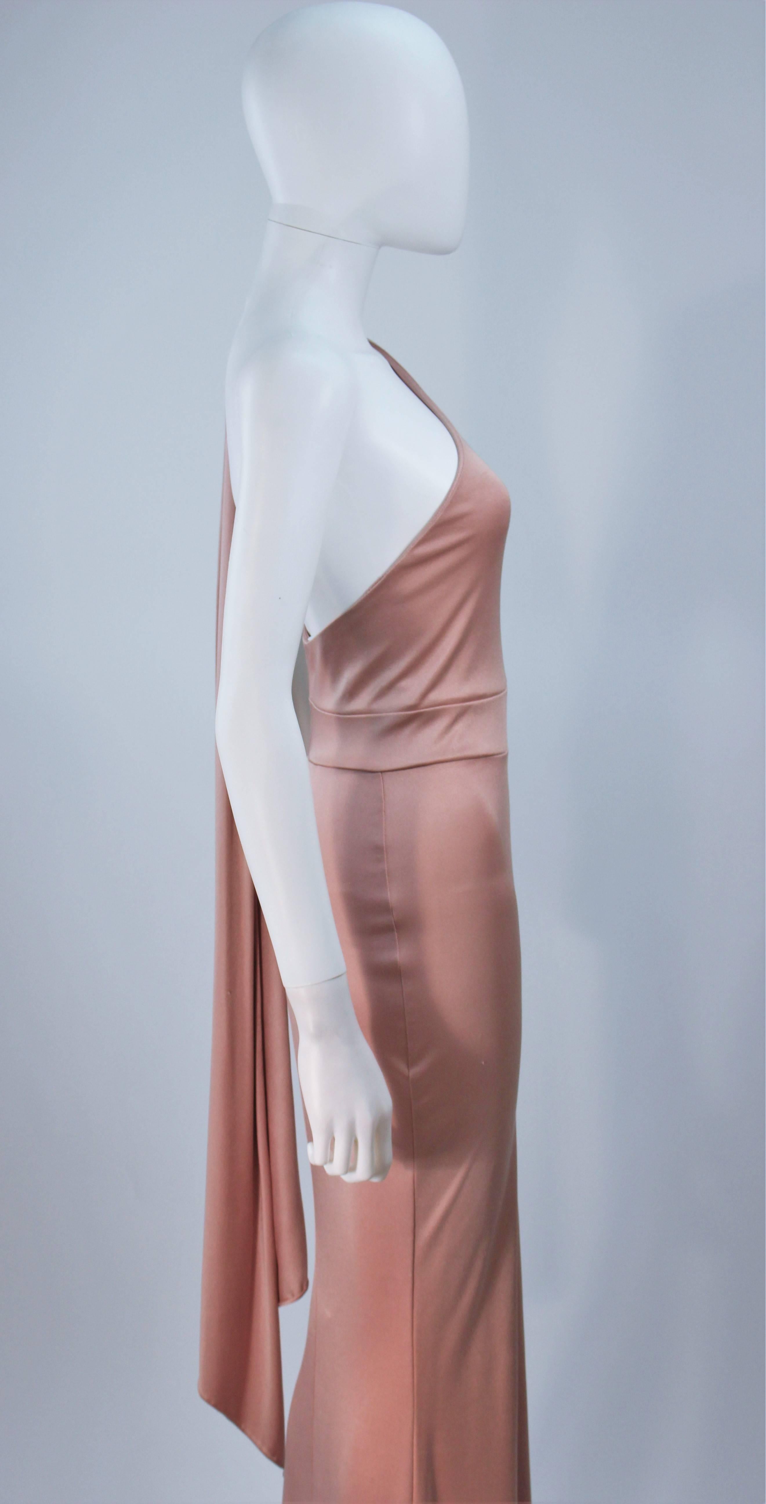 ELIZABETH MASON COUTURE Robe drapée asymétrique Deep Blush sur commande en vente 1