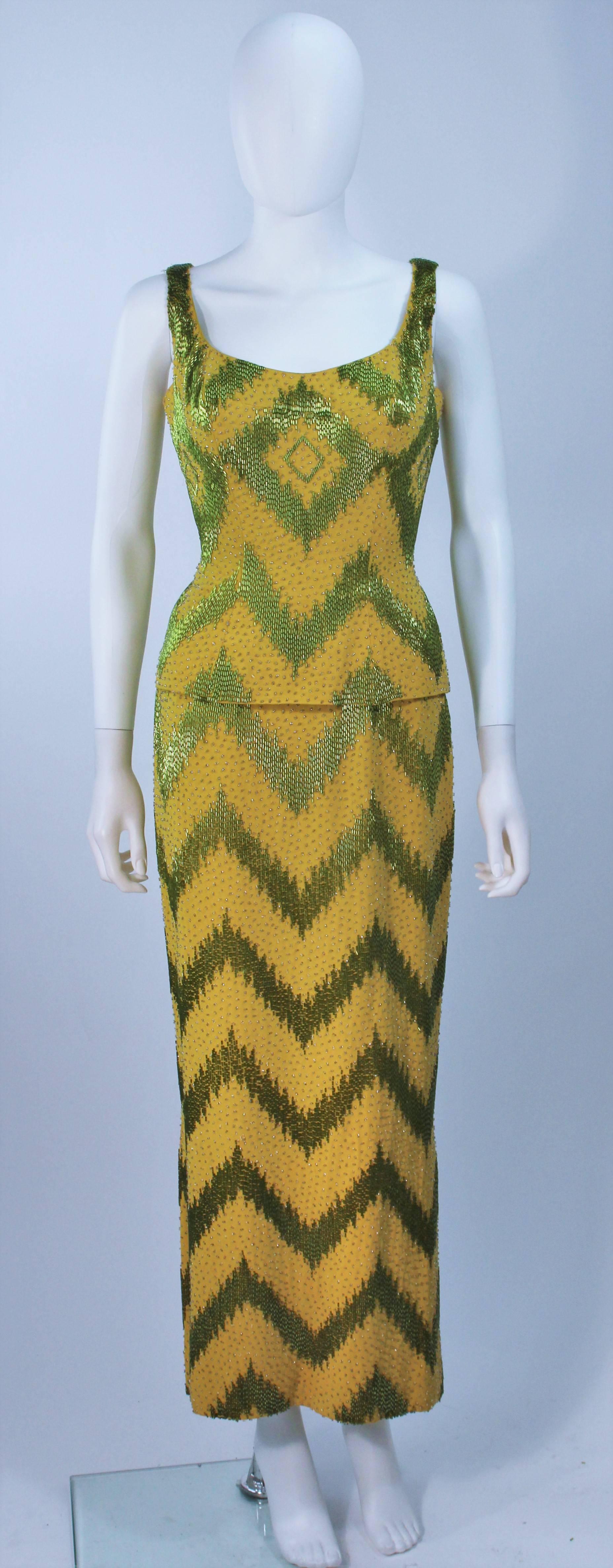  Cette robe est composée de deux pièces perlées dans des teintes vertes et chartreuses. Il y a des fermetures à glissière. En excellent état vintage.

  **Veuillez croiser les mesures pour une précision personnelle. La taille indiquée dans la