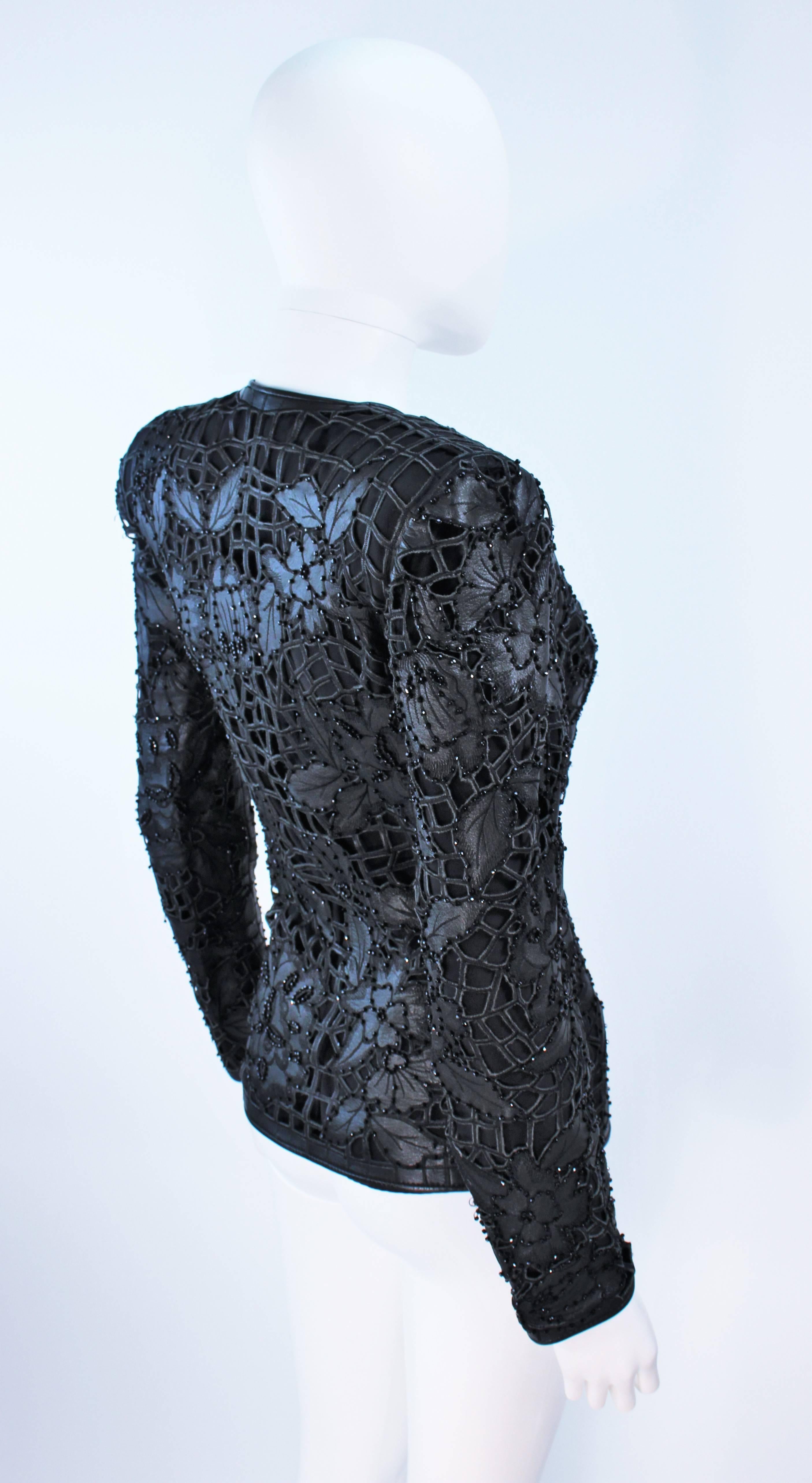 VALENTINO Veste en cuir avec motif floral découpé et appliques perlées Taille 38 2 en vente 1