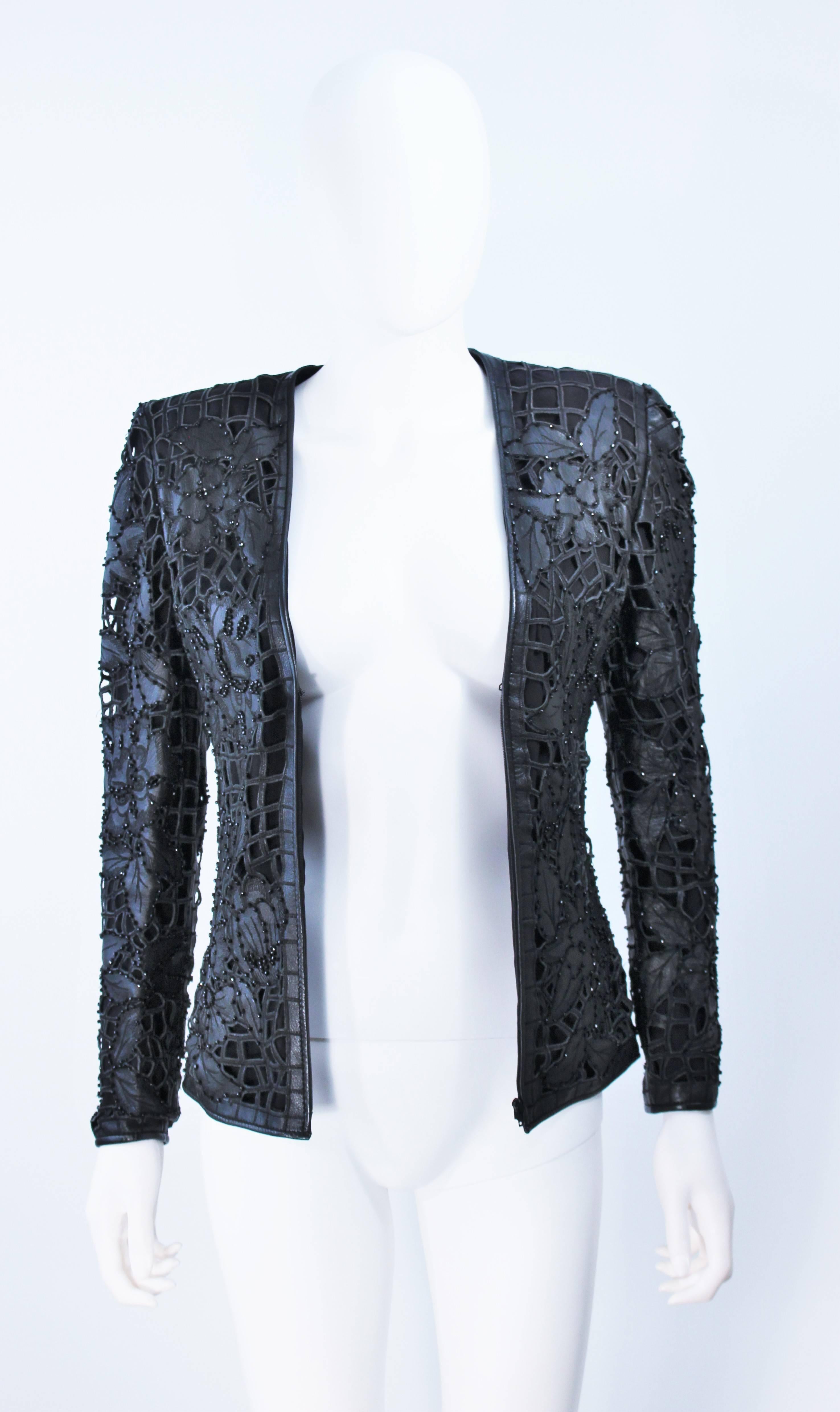 VALENTINO Veste en cuir avec motif floral découpé et appliques perlées Taille 38 2 en vente 3
