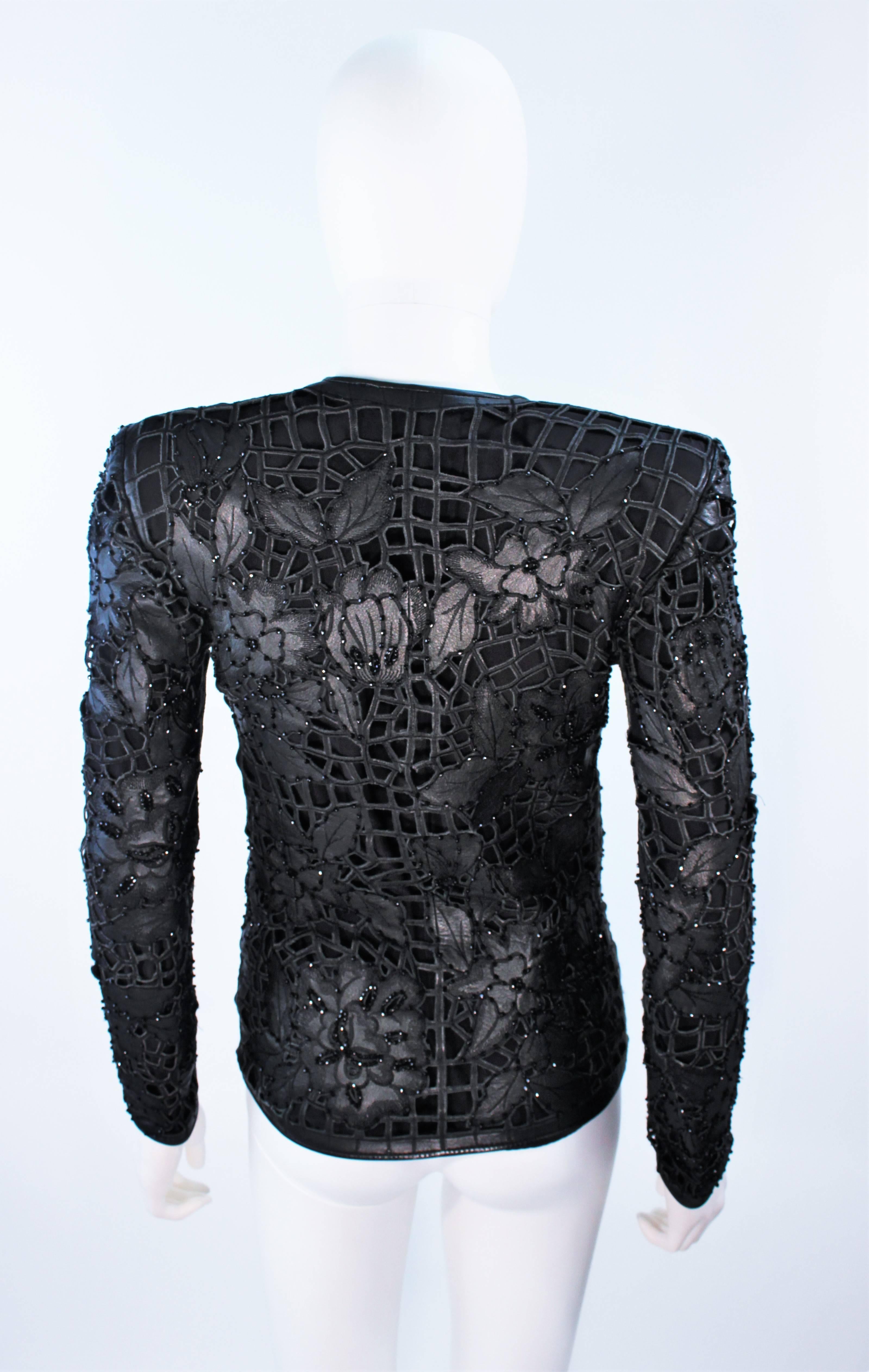 VALENTINO Veste en cuir avec motif floral découpé et appliques perlées Taille 38 2 en vente 2