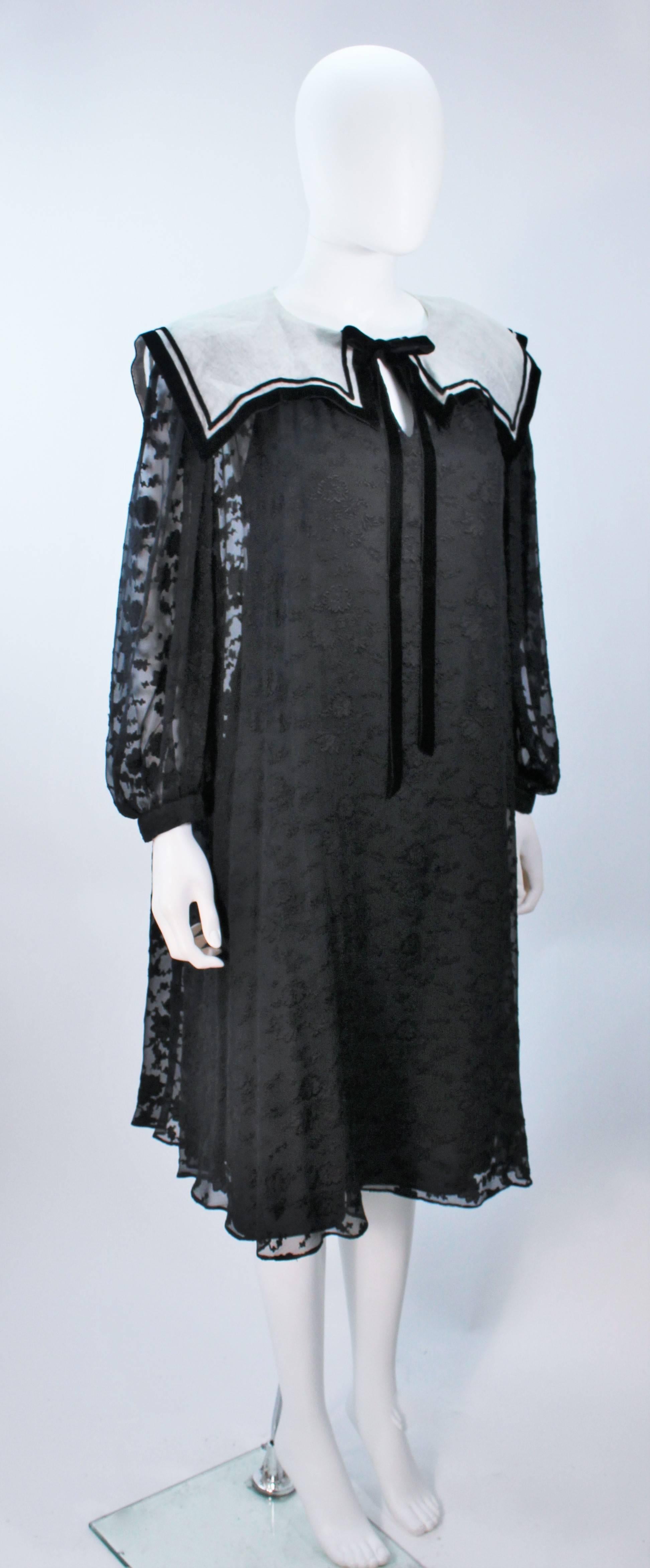 TED LAPIDUS Vestido negro transparente con detalle floral y ribete de terciopelo Talla 6-8 en Excelente estado para la venta en Los Angeles, CA