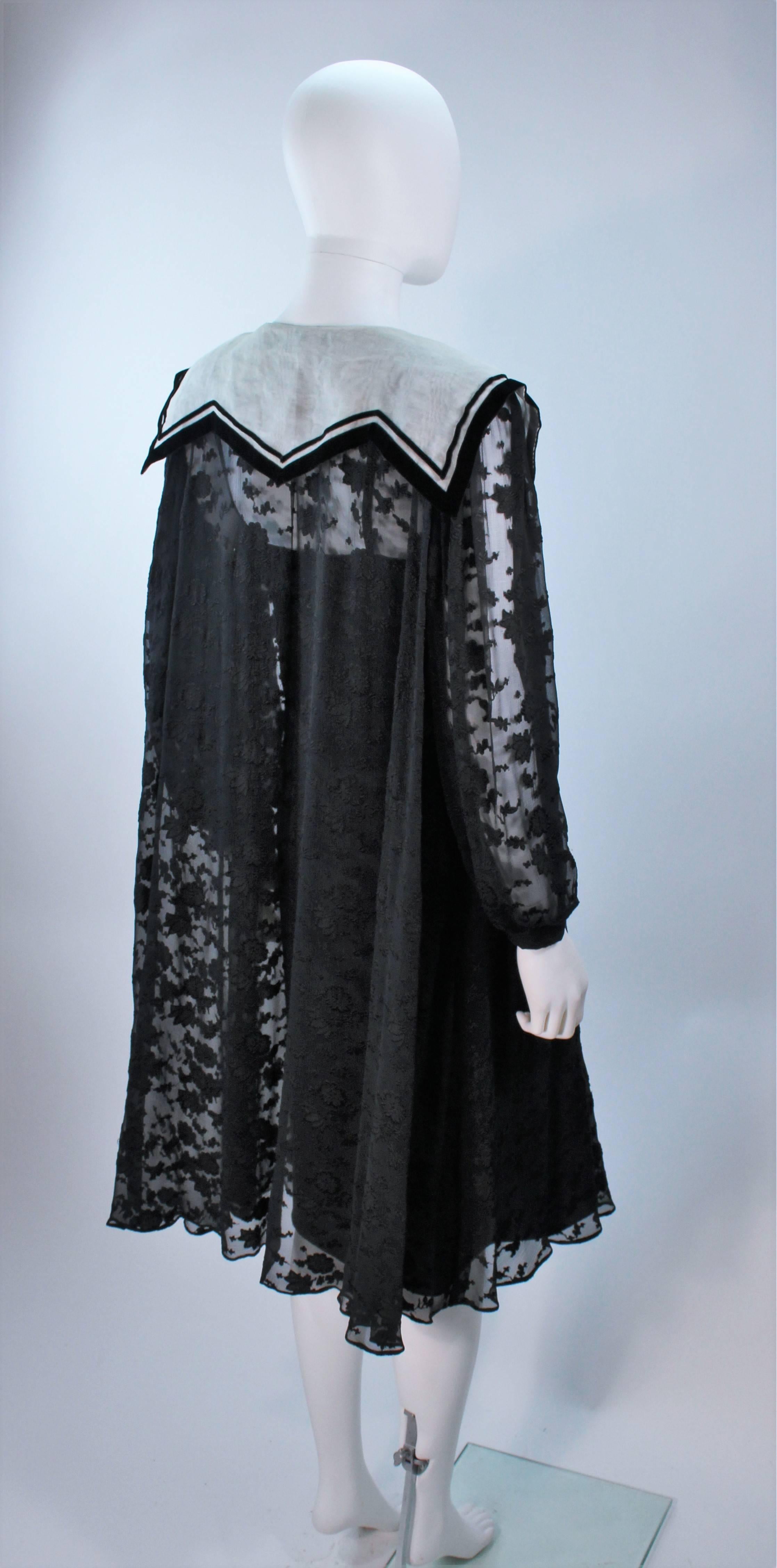 De las mujeres TED LAPIDUS Vestido negro transparente con detalle floral y ribete de terciopelo Talla 6-8 en venta