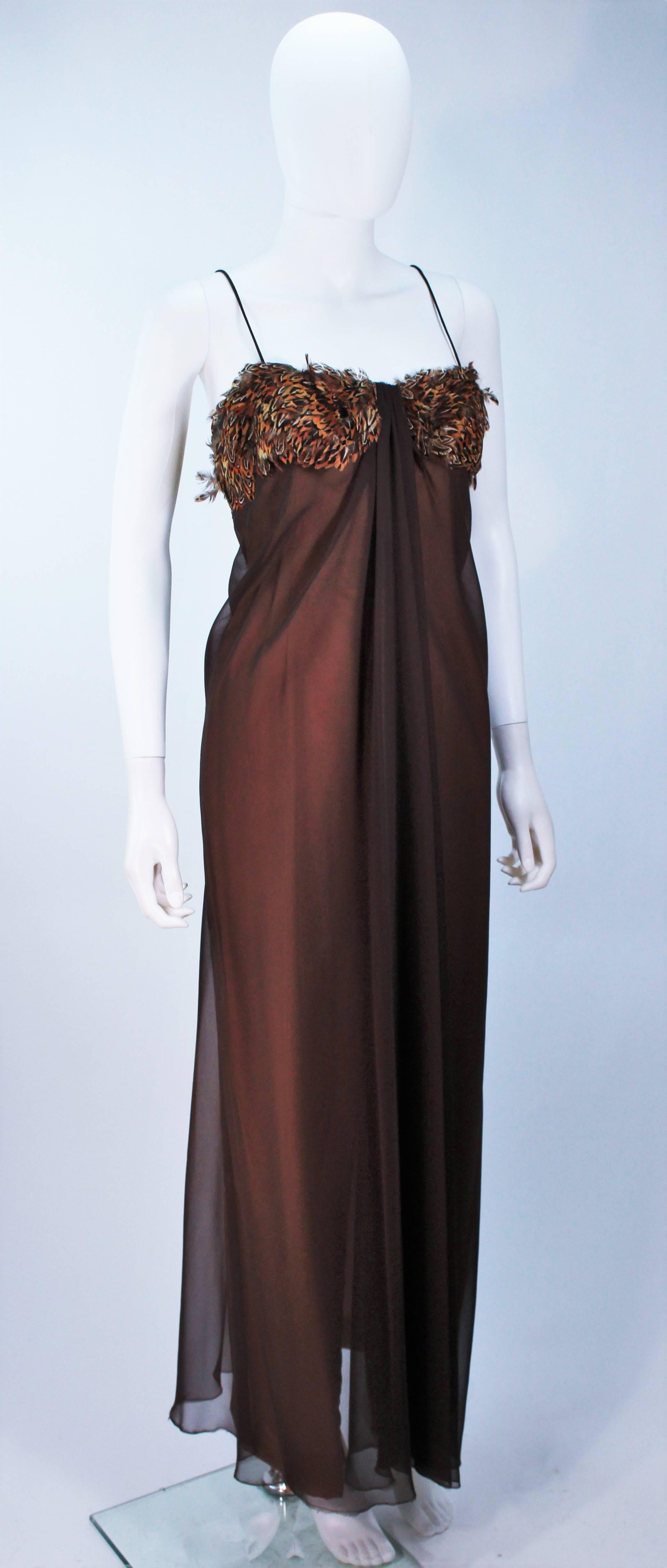TRAVILLA  Robe drapée en mousseline de soie Brown avec application de plumes Taille 8 Excellent état - En vente à Los Angeles, CA
