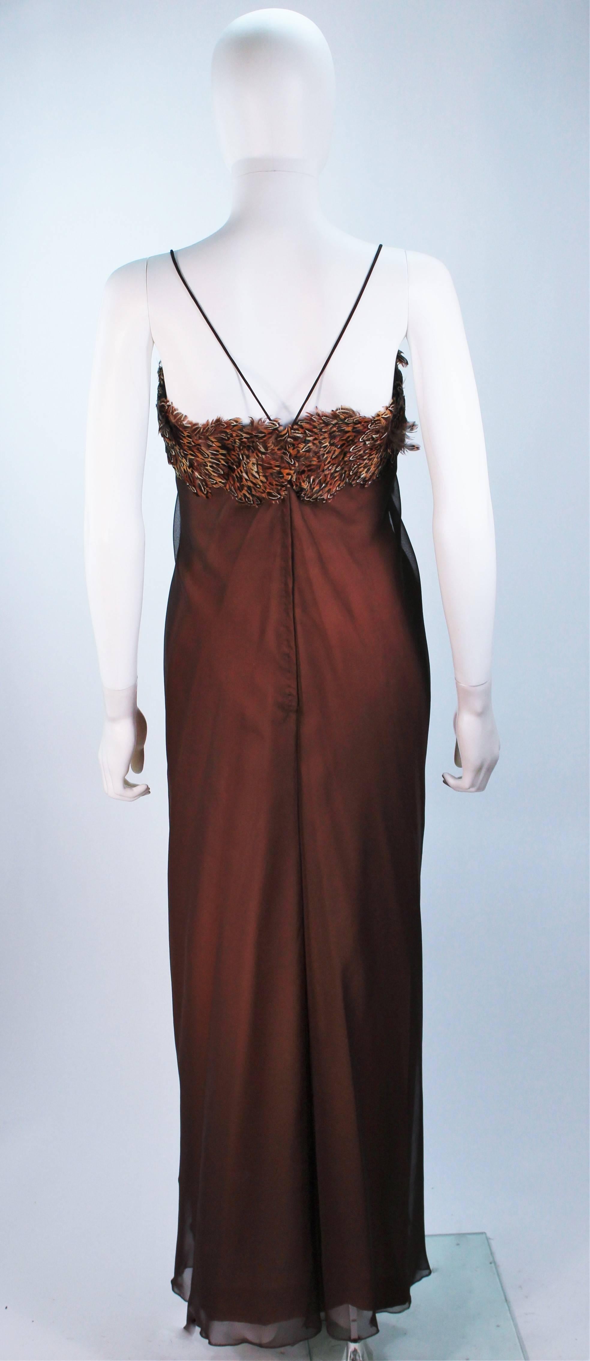 TRAVILLA  Robe drapée en mousseline de soie Brown avec application de plumes Taille 8 en vente 3