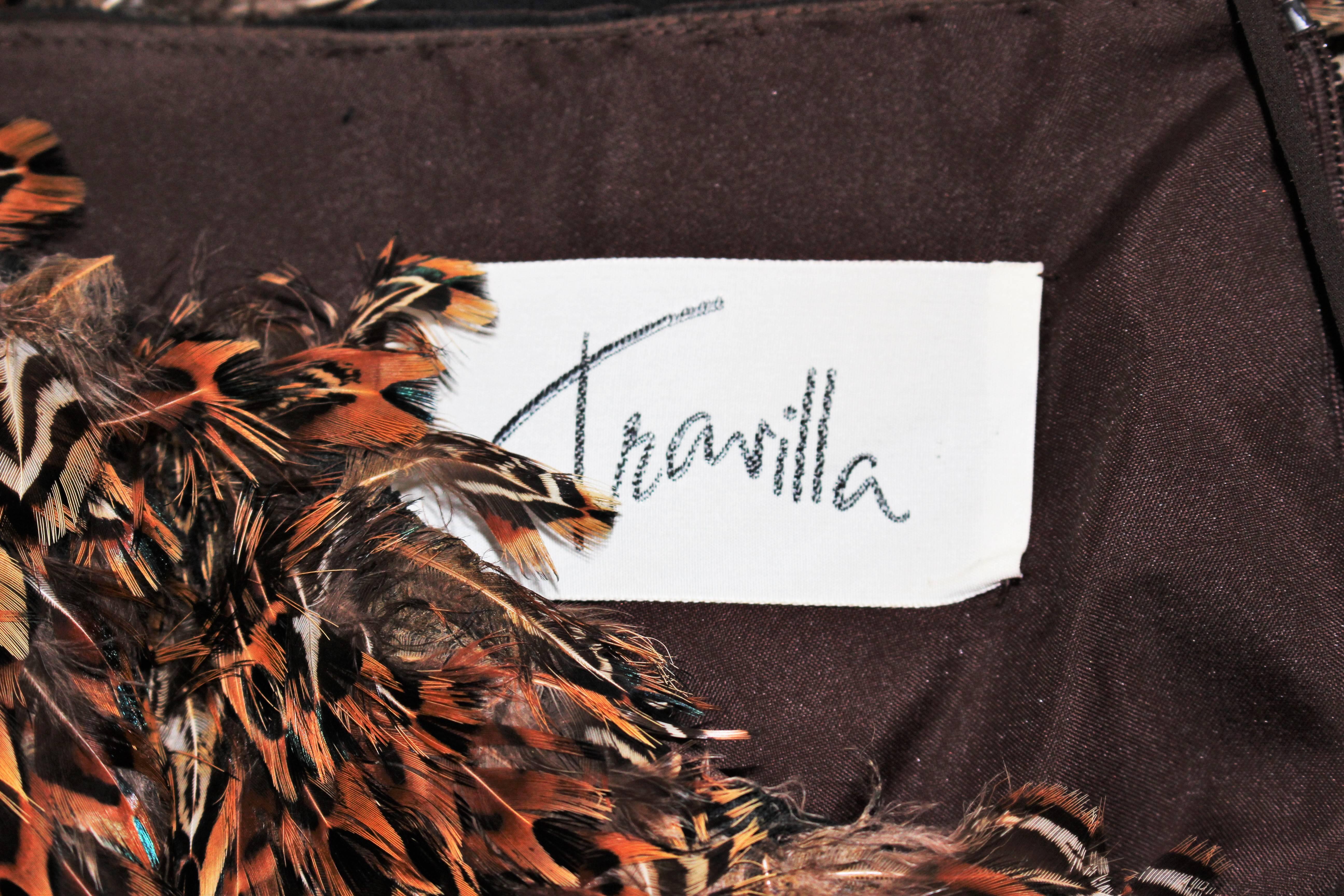 TRAVILLA  Robe drapée en mousseline de soie Brown avec application de plumes Taille 8 en vente 4