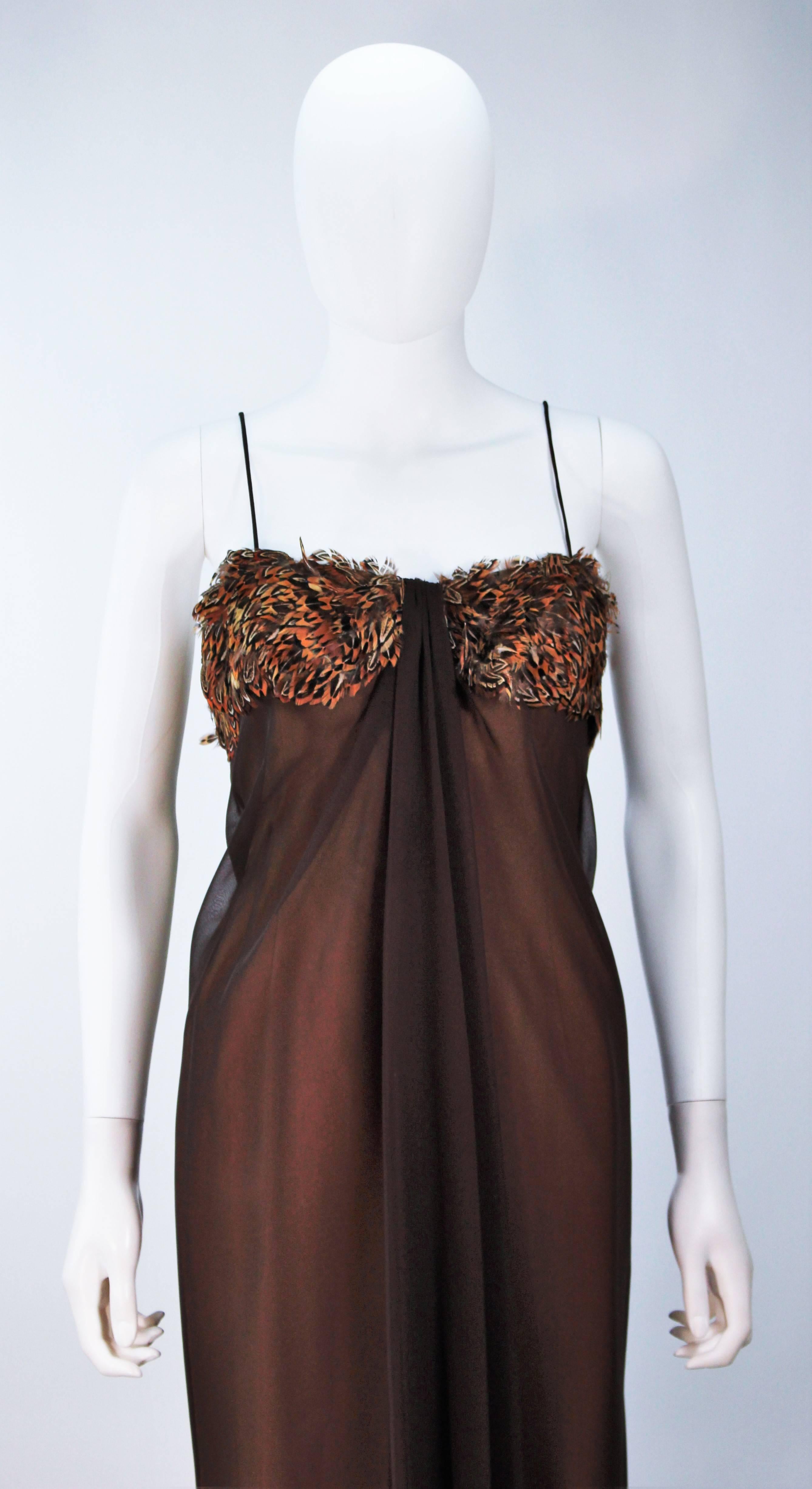 Noir TRAVILLA  Robe drapée en mousseline de soie Brown avec application de plumes Taille 8 en vente