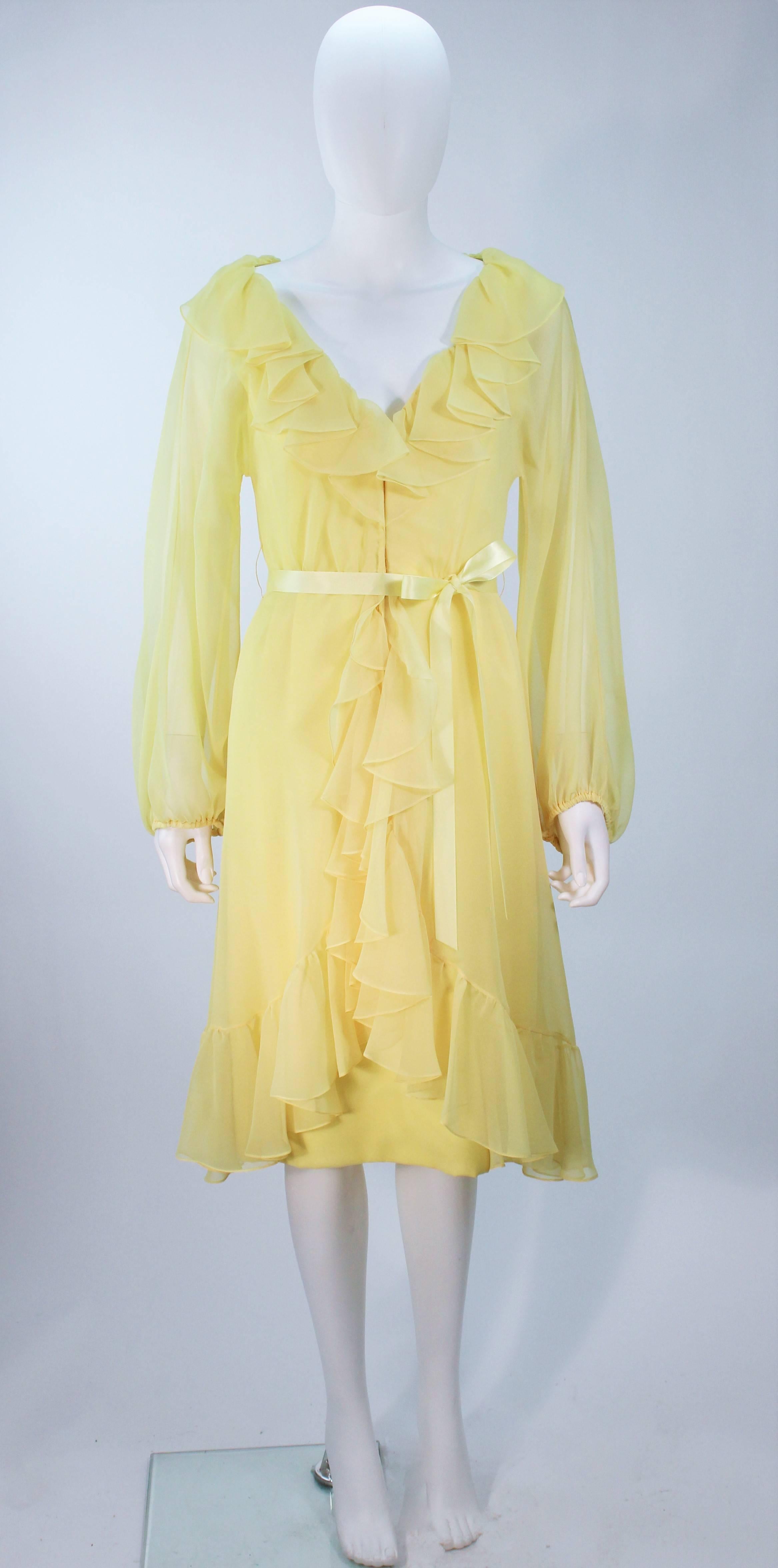  Este vestido Travilla está compuesto por una gasa amarilla. Con escote de volante y mangas onduladas. Tiene un cierre de cremallera con corchete. En buen estado vintage, tiene decoloraciones (ver fotos). 

  **Por favor, coteje las medidas para