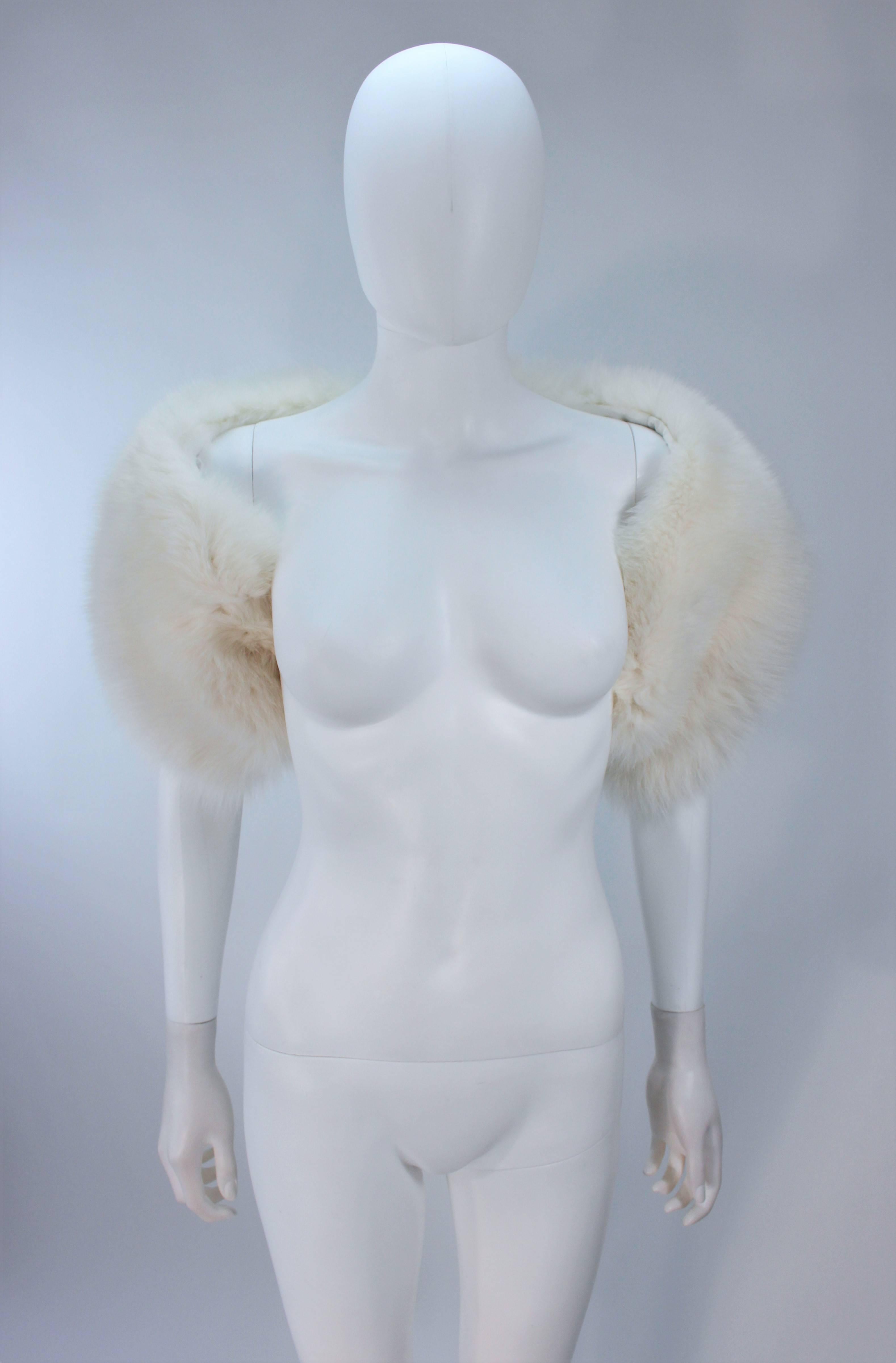  This wrap is composed of a white fox fur with satin lining and ties. In excellent vintage condition. 

  **Please cross-reference measurements for personal accuracy. Size in description box is an estimation.

Measures (Approximately)
Length: