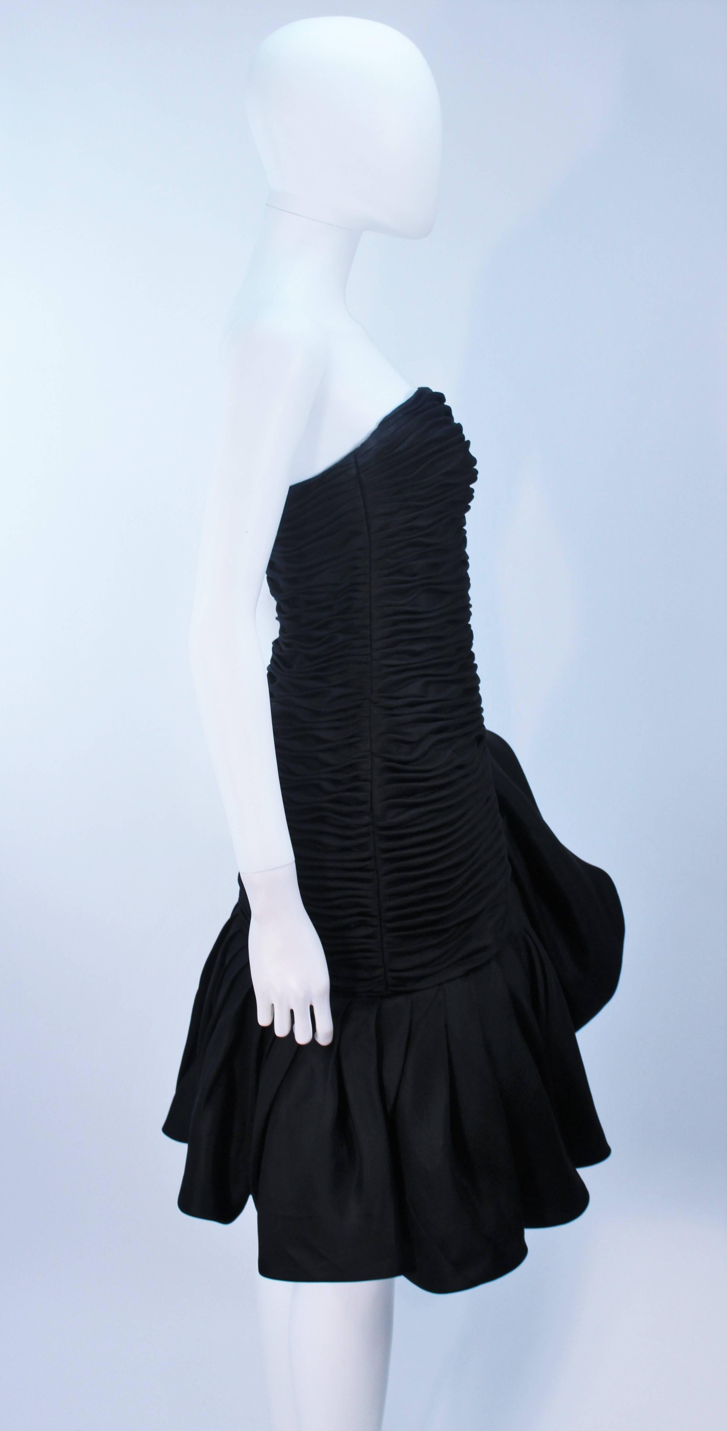 UNGARO Vestido de cóctel fruncido de seda negra con detalle de volantes Talla 4-6 en venta 2