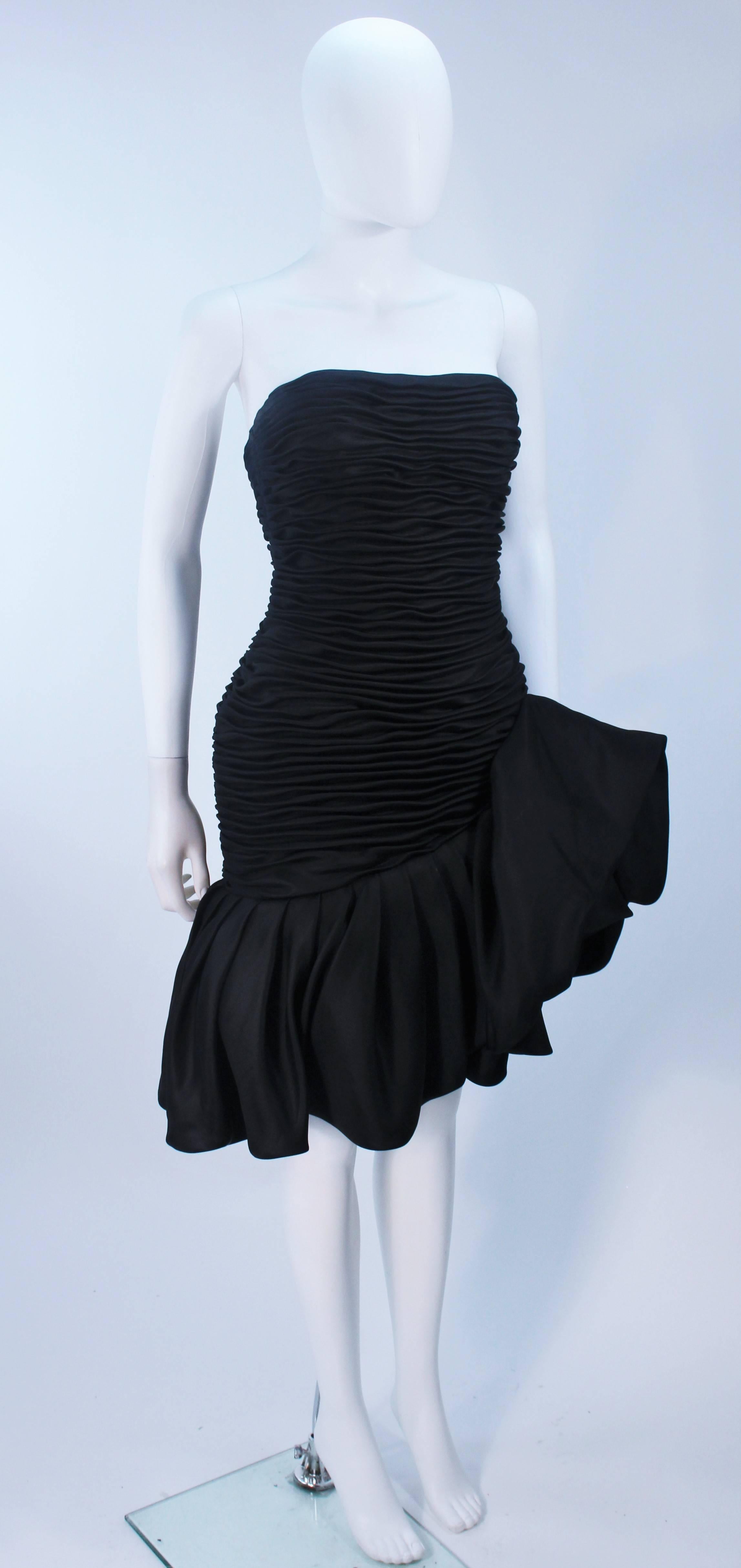UNGARO Vestido de cóctel fruncido de seda negra con detalle de volantes Talla 4-6 en venta 1